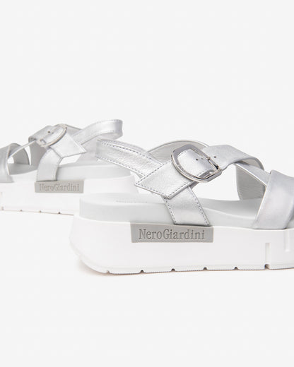 Diese eleganten Sandalen in Silber vereinen italienische Handwerkskunst mit modernem Design. Das hochwertige Leder, die bequeme Passform und das 4 cm hohe Plateau bieten stilvollen Komfort für jeden Anlass. Der Schnallenverschluss sorgt für sicheren Halt, das glänzende Finish setzt modische Akzente – perfekt für Sommerfeste, Bürolooks oder besondere Abende.