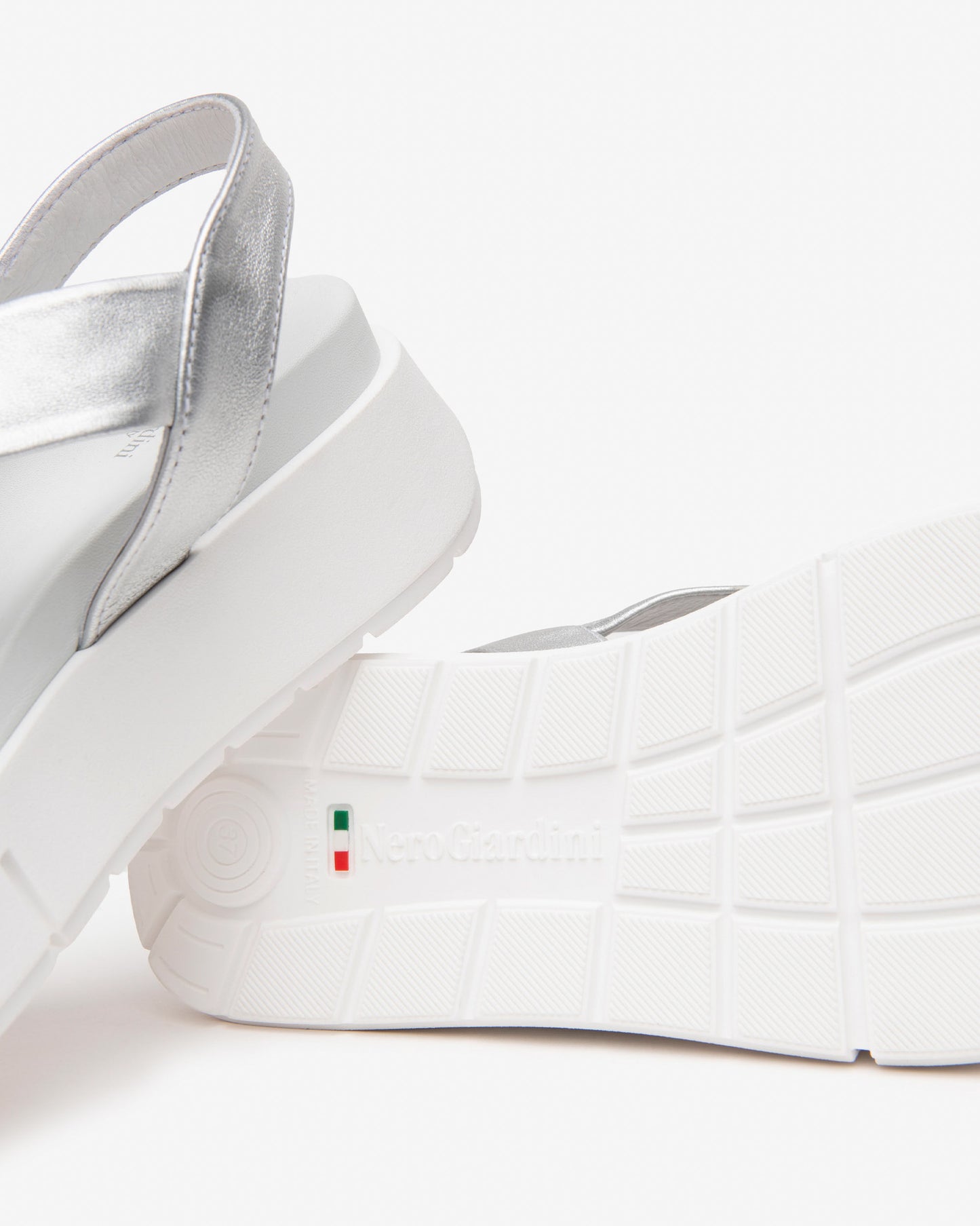 Diese eleganten Sandalen in Silber vereinen italienische Handwerkskunst mit modernem Design. Das hochwertige Leder, die bequeme Passform und das 4 cm hohe Plateau bieten stilvollen Komfort für jeden Anlass. Der Schnallenverschluss sorgt für sicheren Halt, das glänzende Finish setzt modische Akzente – perfekt für Sommerfeste, Bürolooks oder besondere Abende.