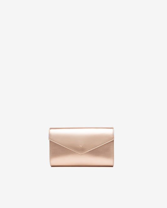 Die goldene Clutch aus der NeroGiardini Premium Collection vereint Eleganz, Qualität und italienisches Design auf höchstem Niveau. Gefertigt aus technischem Gewebe und mit synthetischem Innenfutter ausgestattet, ist sie der perfekte Begleiter für besondere Anlässe wie Hochzeiten, Galas oder elegante Abende. Der Magnetverschluss sorgt für eine einfache Handhabung, während das stilvolle Design jedem Outfit eine luxuriöse Note verleiht.