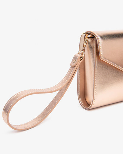 Die goldene Clutch aus der NeroGiardini Premium Collection vereint Eleganz, Qualität und italienisches Design auf höchstem Niveau. Gefertigt aus technischem Gewebe und mit synthetischem Innenfutter ausgestattet, ist sie der perfekte Begleiter für besondere Anlässe wie Hochzeiten, Galas oder elegante Abende. Der Magnetverschluss sorgt für eine einfache Handhabung, während das stilvolle Design jedem Outfit eine luxuriöse Note verleiht.