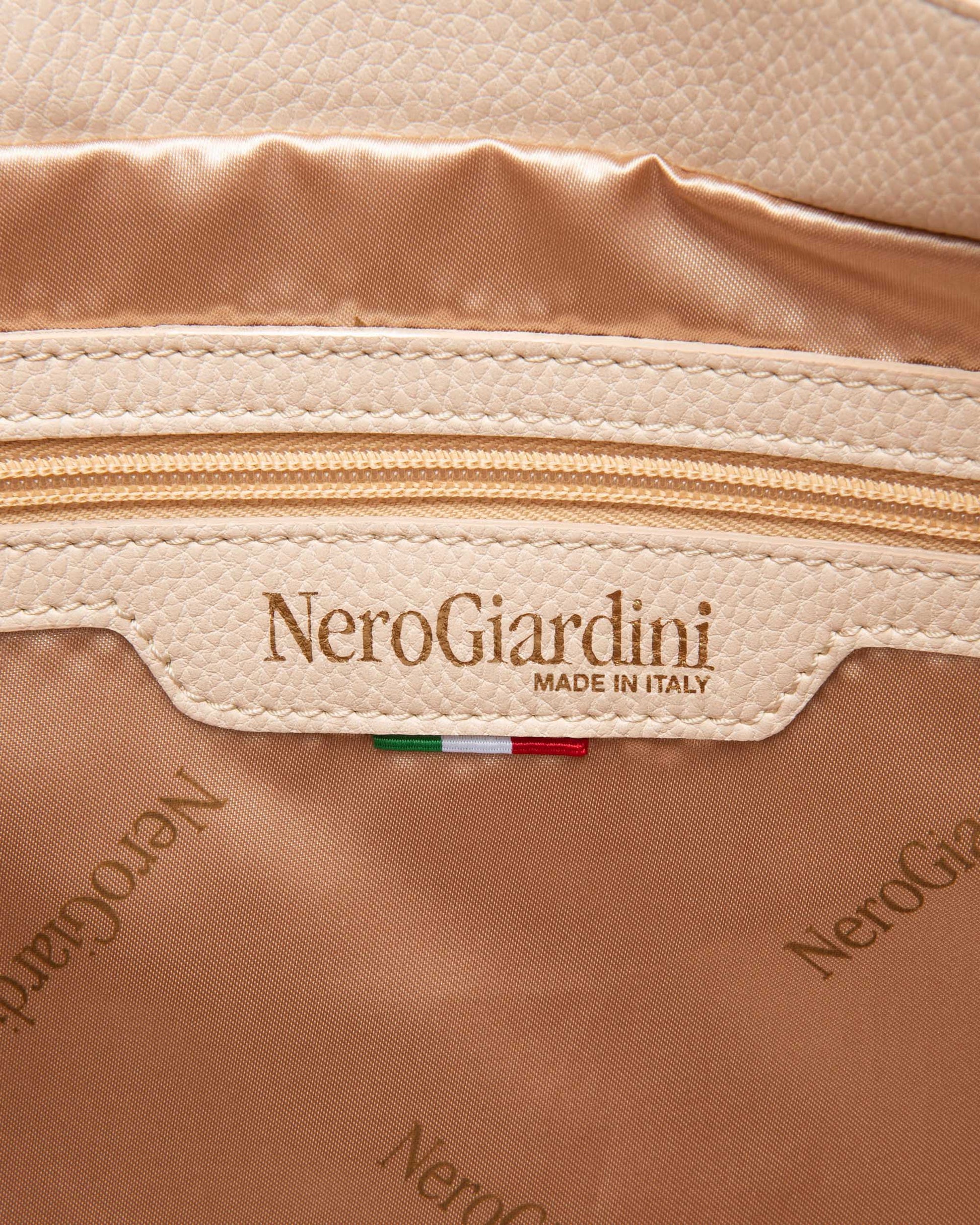 Diese elegante Umhängetasche von NeroGiardini überzeugt mit einem stilvollen Design und hochwertiger Verarbeitung. Gefertigt in Italien aus technischem Gewebe und ausgestattet mit einem praktischen Reißverschluss, verbindet sie Komfort und Funktionalität. Ihr großzügiges Format bietet ausreichend Platz für den Alltag, während die feinen Details für einen Hauch von Luxus sorgen. Ideal für moderne Frauen, die zeitlose Eleganz und italienische Handwerkskunst zu schätzen wissen.