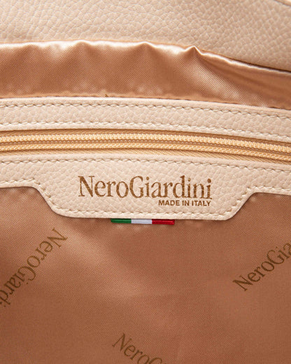 Diese elegante Umhängetasche von NeroGiardini überzeugt mit einem stilvollen Design und hochwertiger Verarbeitung. Gefertigt in Italien aus technischem Gewebe und ausgestattet mit einem praktischen Reißverschluss, verbindet sie Komfort und Funktionalität. Ihr großzügiges Format bietet ausreichend Platz für den Alltag, während die feinen Details für einen Hauch von Luxus sorgen. Ideal für moderne Frauen, die zeitlose Eleganz und italienische Handwerkskunst zu schätzen wissen.
