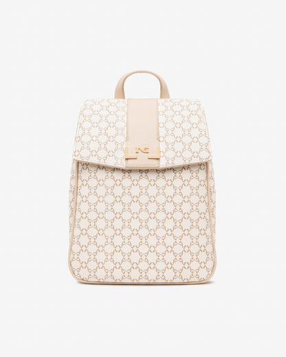 Dieser stilvolle Rucksack von NeroGiardini vereint Funktionalität mit italienischem Design. Aus technischem Gewebe gefertigt und mit edlen Details versehen, bietet er einen modernen Look und hohen Tragekomfort. Mit seinem praktischen Reißverschluss, der kompakten Größe und dem robusten Material ist er der perfekte Begleiter für Alltag und Freizeit. Das hochwertige Innenfutter sowie die sorgfältige Verarbeitung stehen für Qualität „Made in Italy“.