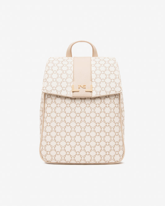 Dieser stilvolle Rucksack von NeroGiardini vereint Funktionalität mit italienischem Design. Aus technischem Gewebe gefertigt und mit edlen Details versehen, bietet er einen modernen Look und hohen Tragekomfort. Mit seinem praktischen Reißverschluss, der kompakten Größe und dem robusten Material ist er der perfekte Begleiter für Alltag und Freizeit. Das hochwertige Innenfutter sowie die sorgfältige Verarbeitung stehen für Qualität „Made in Italy“.