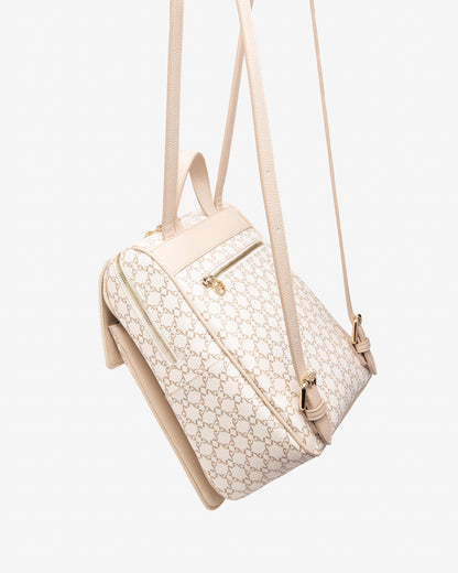 Dieser stilvolle Rucksack von NeroGiardini vereint Funktionalität mit italienischem Design. Aus technischem Gewebe gefertigt und mit edlen Details versehen, bietet er einen modernen Look und hohen Tragekomfort. Mit seinem praktischen Reißverschluss, der kompakten Größe und dem robusten Material ist er der perfekte Begleiter für Alltag und Freizeit. Das hochwertige Innenfutter sowie die sorgfältige Verarbeitung stehen für Qualität „Made in Italy“.