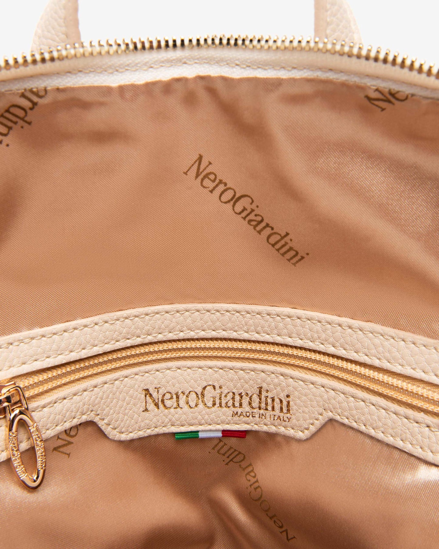 Dieser stilvolle Rucksack von NeroGiardini vereint Funktionalität mit italienischem Design. Aus technischem Gewebe gefertigt und mit edlen Details versehen, bietet er einen modernen Look und hohen Tragekomfort. Mit seinem praktischen Reißverschluss, der kompakten Größe und dem robusten Material ist er der perfekte Begleiter für Alltag und Freizeit. Das hochwertige Innenfutter sowie die sorgfältige Verarbeitung stehen für Qualität „Made in Italy“.