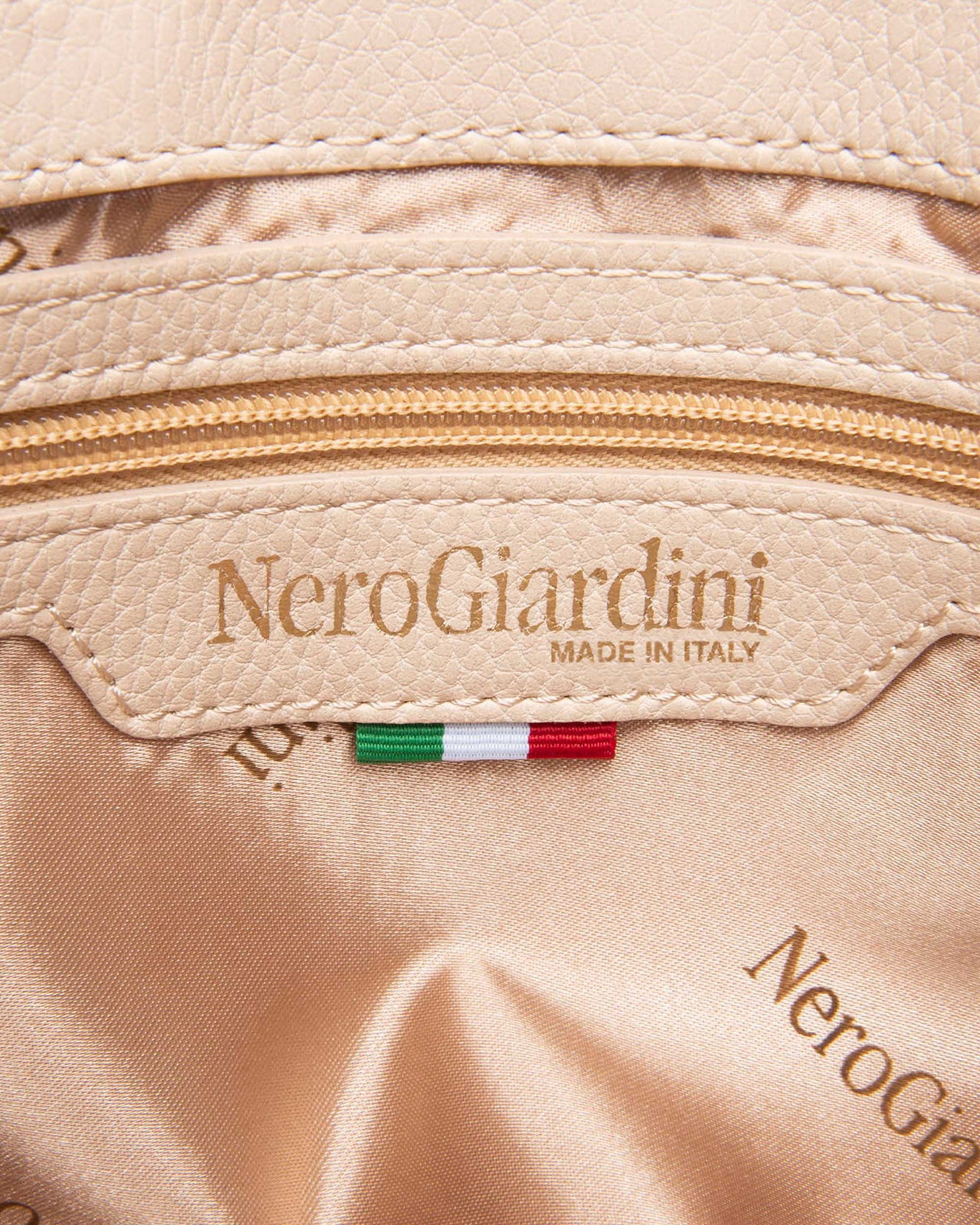 Diese stilvolle Umhängetasche von NeroGiardini vereint italienische Handwerkskunst mit modernem Design. Gefertigt aus technischem Gewebe und ausgestattet mit einem praktischen Magnetverschluss, ist sie die ideale Begleiterin für Alltag und besondere Anlässe. Ihre kompakte Größe macht sie handlich, ohne auf Eleganz oder Funktion zu verzichten.