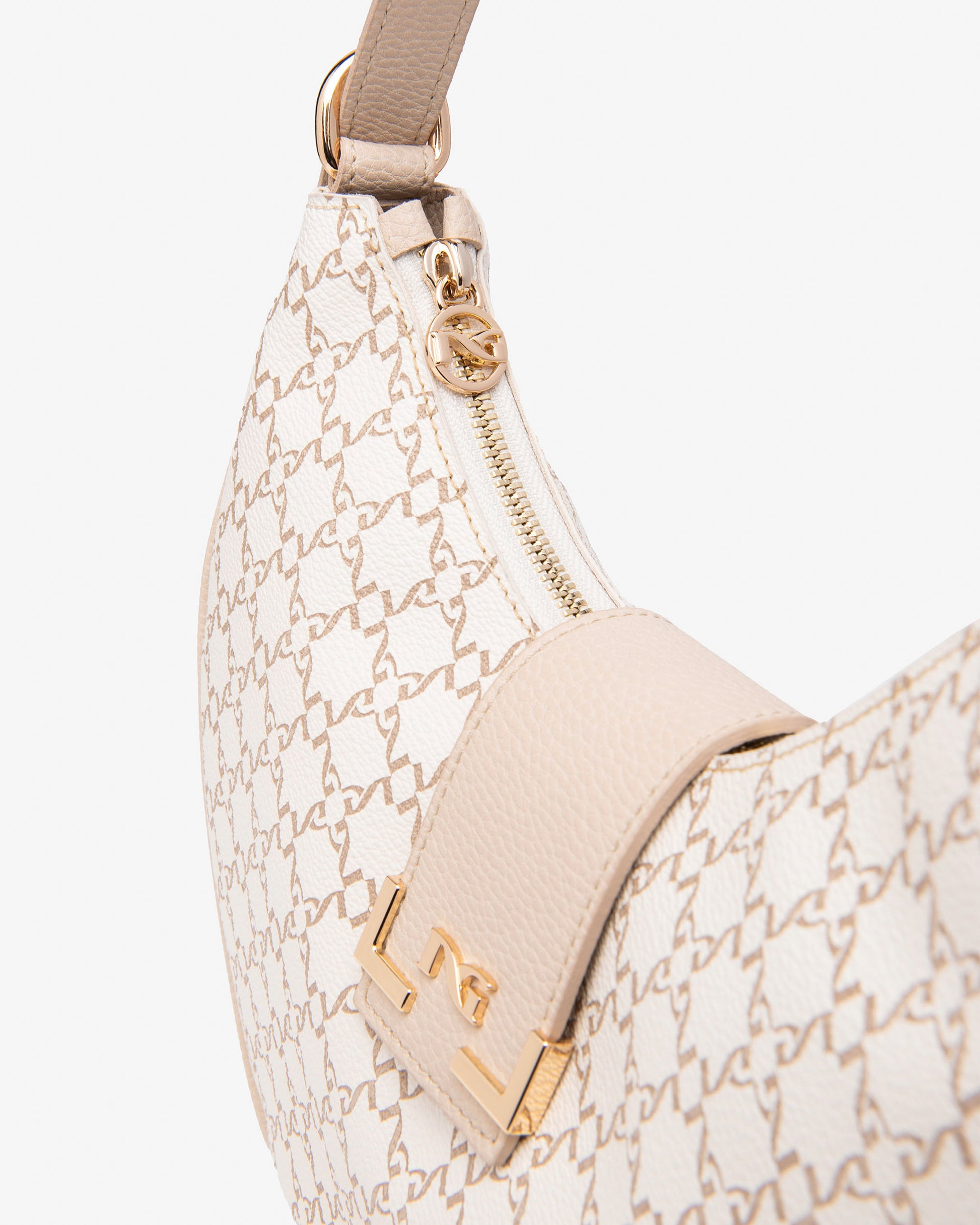 Diese elegante Hobo-Tasche von NeroGiardini ist der ideale Mix aus italienischer Handwerkskunst und modernem Design. Gefertigt aus strapazierfähigem technischem Gewebe und ausgestattet mit einem Reißverschluss, überzeugt sie durch praktische Form, weiche Linien und stilvolle Zurückhaltung.