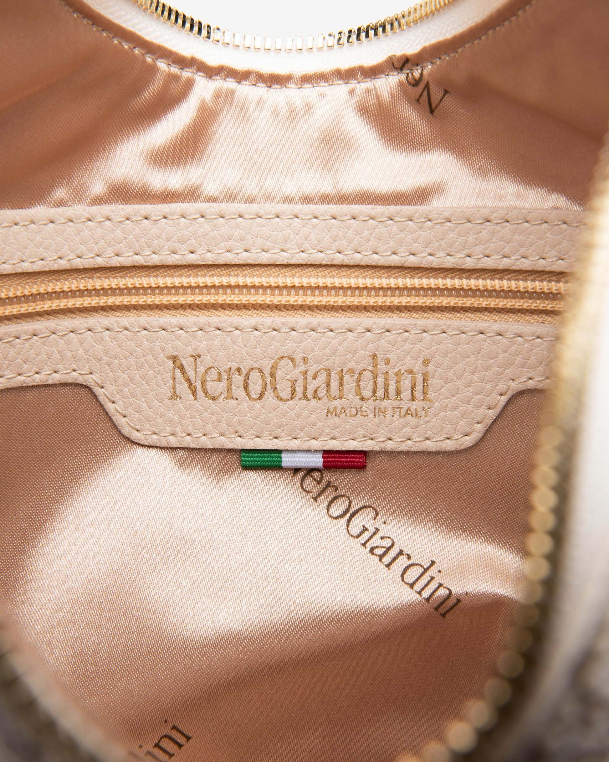 Diese elegante Hobo-Tasche von NeroGiardini ist der ideale Mix aus italienischer Handwerkskunst und modernem Design. Gefertigt aus strapazierfähigem technischem Gewebe und ausgestattet mit einem Reißverschluss, überzeugt sie durch praktische Form, weiche Linien und stilvolle Zurückhaltung.