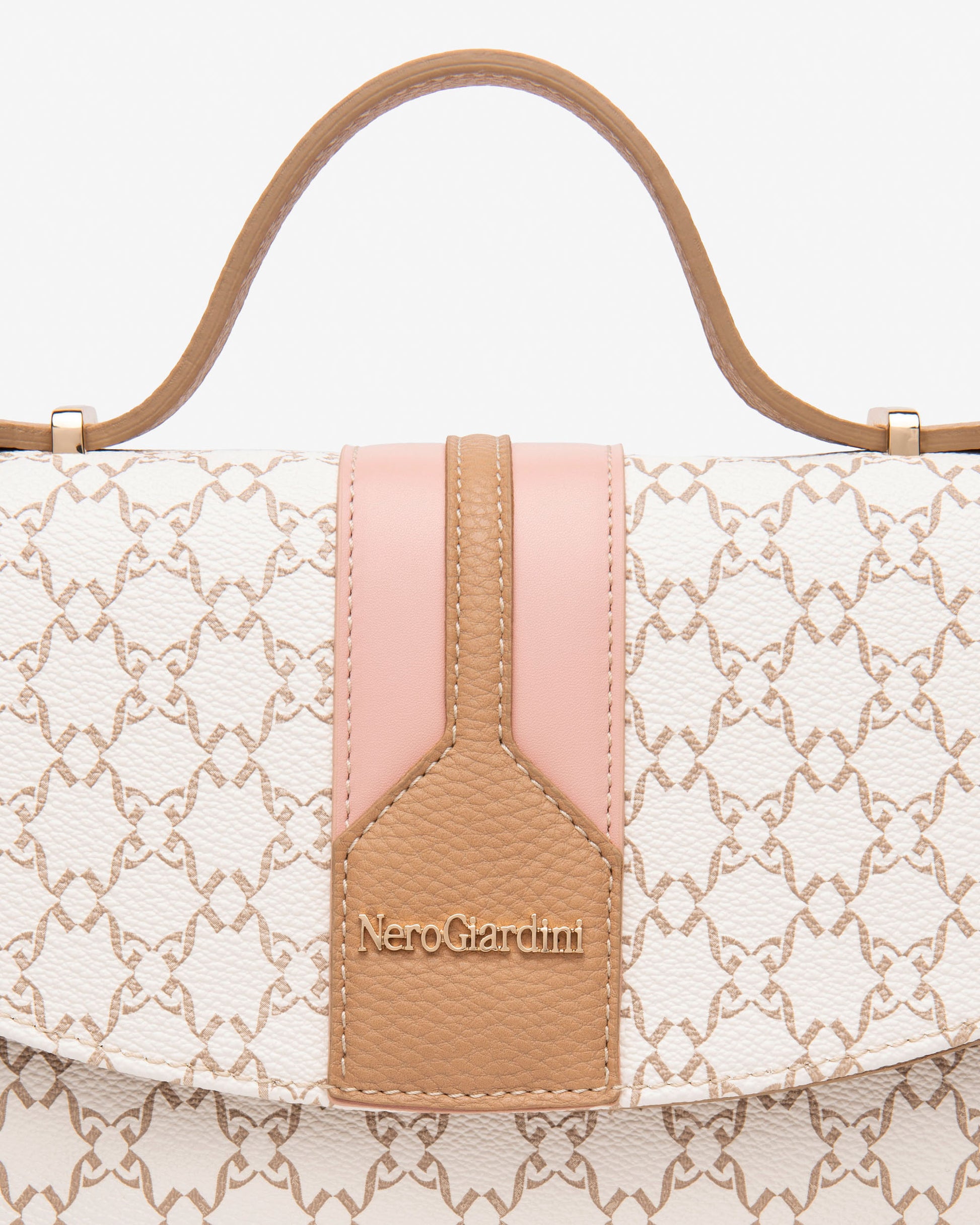 Diese stilvolle Handtasche von NeroGiardini bringt italienische Handwerkskunst in deinen Alltag. Gefertigt aus technischem Gewebe und ausgestattet mit einem praktischen Magnetknopf, ist sie kompakt, elegant und funktional zugleich.

Ob für die Stadt, einen Ausflug oder als stilvolles Accessoire zum Outfit – diese Tasche vereint modernes Design mit klassischer Eleganz. Wie alle NeroGiardini Taschen wird sie in Italien mit höchster Präzision und viel Liebe zum Detail hergestellt.