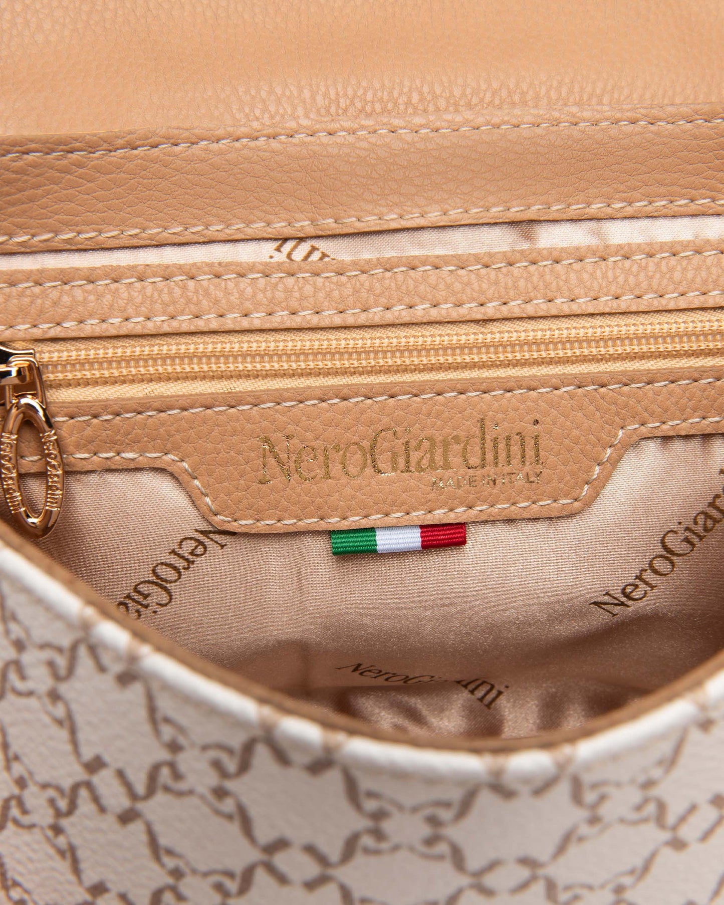 Diese stilvolle Handtasche von NeroGiardini bringt italienische Handwerkskunst in deinen Alltag. Gefertigt aus technischem Gewebe und ausgestattet mit einem praktischen Magnetknopf, ist sie kompakt, elegant und funktional zugleich.

Ob für die Stadt, einen Ausflug oder als stilvolles Accessoire zum Outfit – diese Tasche vereint modernes Design mit klassischer Eleganz. Wie alle NeroGiardini Taschen wird sie in Italien mit höchster Präzision und viel Liebe zum Detail hergestellt.