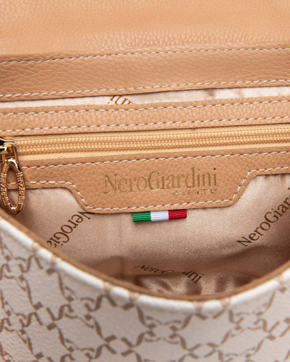 Diese stilvolle Handtasche von NeroGiardini bringt italienische Handwerkskunst in deinen Alltag. Gefertigt aus technischem Gewebe und ausgestattet mit einem praktischen Magnetknopf, ist sie kompakt, elegant und funktional zugleich.

Ob für die Stadt, einen Ausflug oder als stilvolles Accessoire zum Outfit – diese Tasche vereint modernes Design mit klassischer Eleganz. Wie alle NeroGiardini Taschen wird sie in Italien mit höchster Präzision und viel Liebe zum Detail hergestellt.