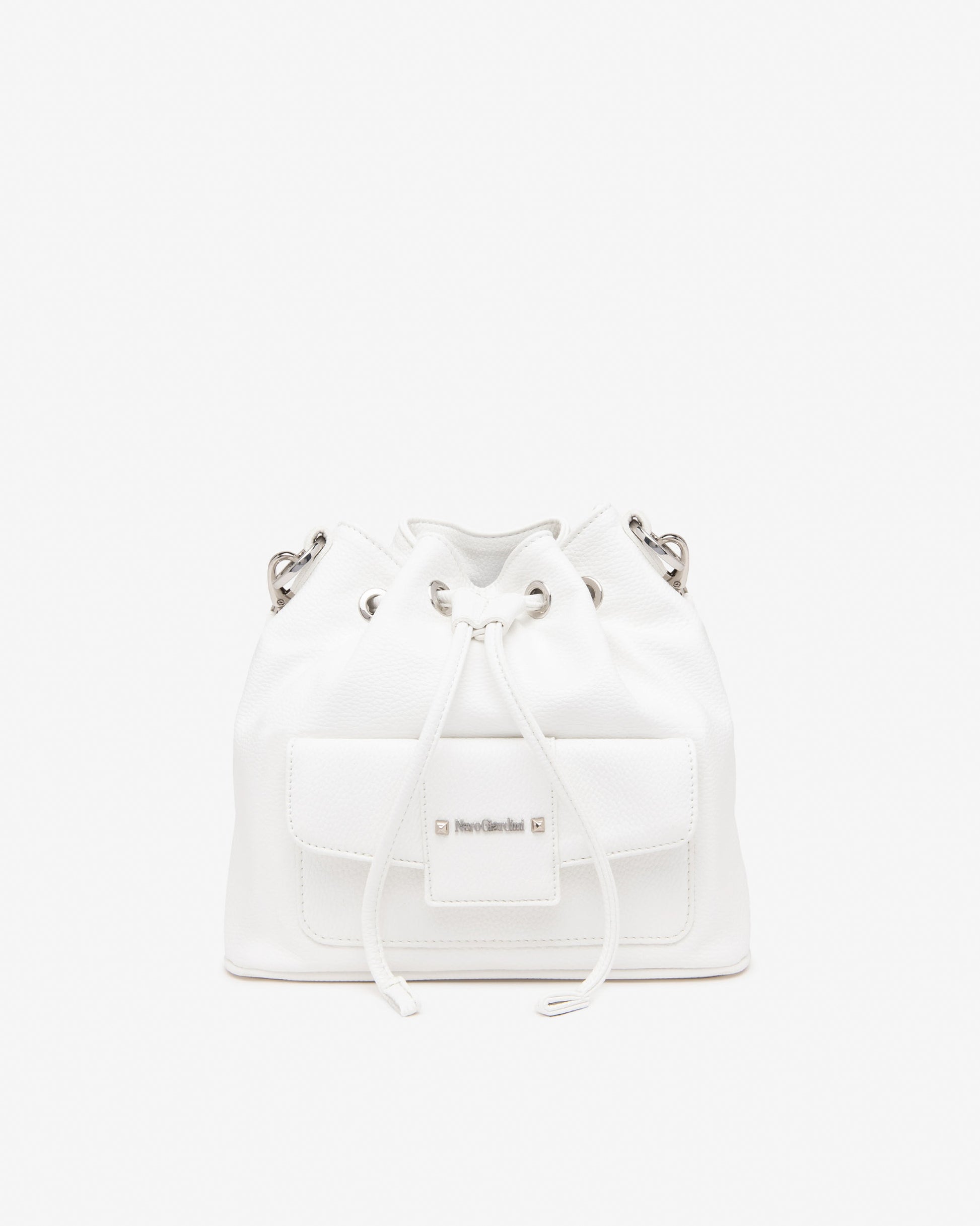 Diese elegante Beuteltasche von NeroGiardini ist ein stilvolles Accessoire für modebewusste Frauen. Hergestellt in Italien aus hochwertigem Leder und versehen mit einer verstellbaren Zugkordel als Verschluss, vereint sie modernes Design mit traditioneller Handwerkskunst.