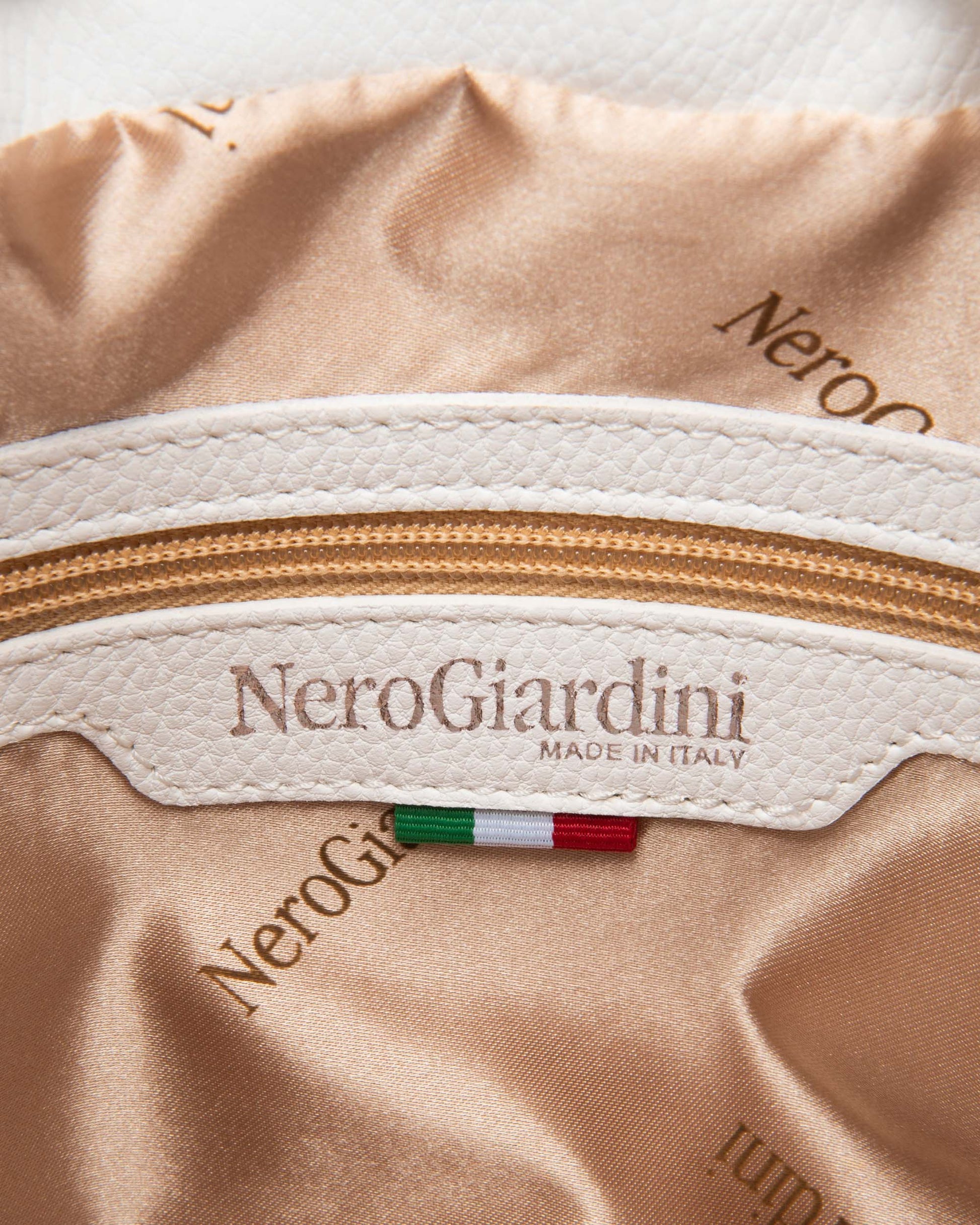 Diese elegante Beuteltasche von NeroGiardini ist ein stilvolles Accessoire für modebewusste Frauen. Hergestellt in Italien aus hochwertigem Leder und versehen mit einer verstellbaren Zugkordel als Verschluss, vereint sie modernes Design mit traditioneller Handwerkskunst.