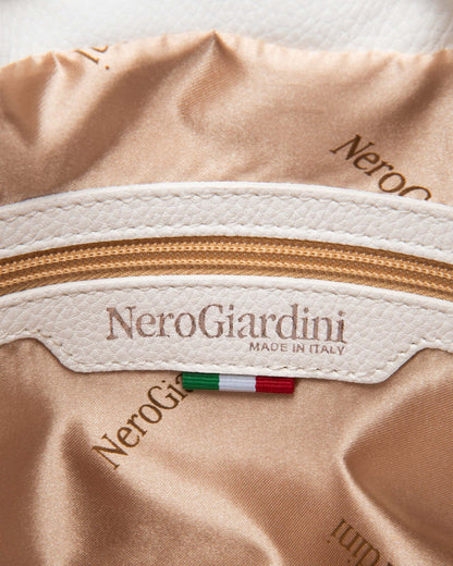 Diese elegante Beuteltasche von NeroGiardini ist ein stilvolles Accessoire für modebewusste Frauen. Hergestellt in Italien aus hochwertigem Leder und versehen mit einer verstellbaren Zugkordel als Verschluss, vereint sie modernes Design mit traditioneller Handwerkskunst.