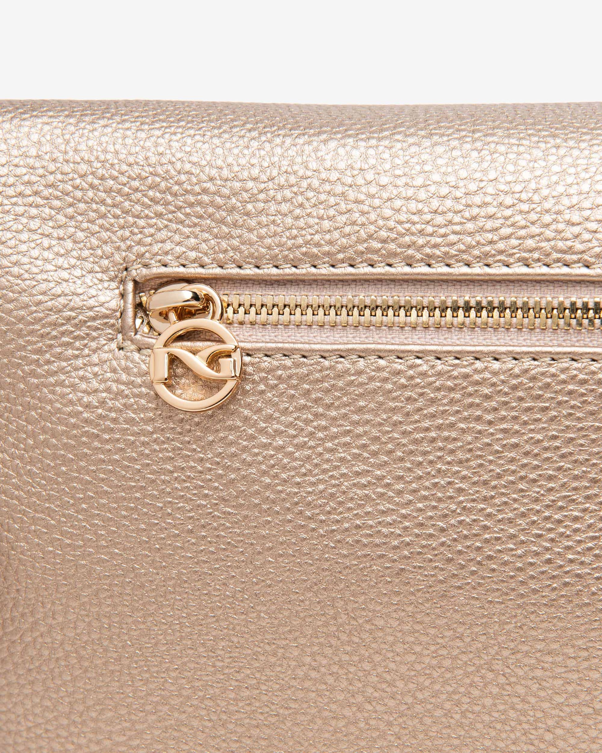 Diese platinfarbene Crossbody-Tasche von NeroGiardini vereint modernes Design mit italienischer Handwerkskunst. Hergestellt aus technischem Gewebe und ausgestattet mit einem praktischen Reißverschluss, bietet sie Komfort, Stil und Funktionalität in einem.