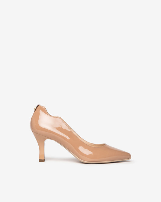 Diese eleganten Damen-Pumps aus der NeroGiardini Premium Collection bestehen aus hochwertigem Lackleder und wurden mit höchster Präzision in Italien gefertigt. Der 7,5 cm hohe Stilettoabsatz, das raffinierte Design und die bequeme Passform machen sie zur perfekten Wahl für Hochzeiten, Galas oder festliche Anlässe. Ein edler, zeitloser Auftritt mit italienischer Eleganz – perfekt kombinierbar mit den Clutches und Taschen der Kollektion.