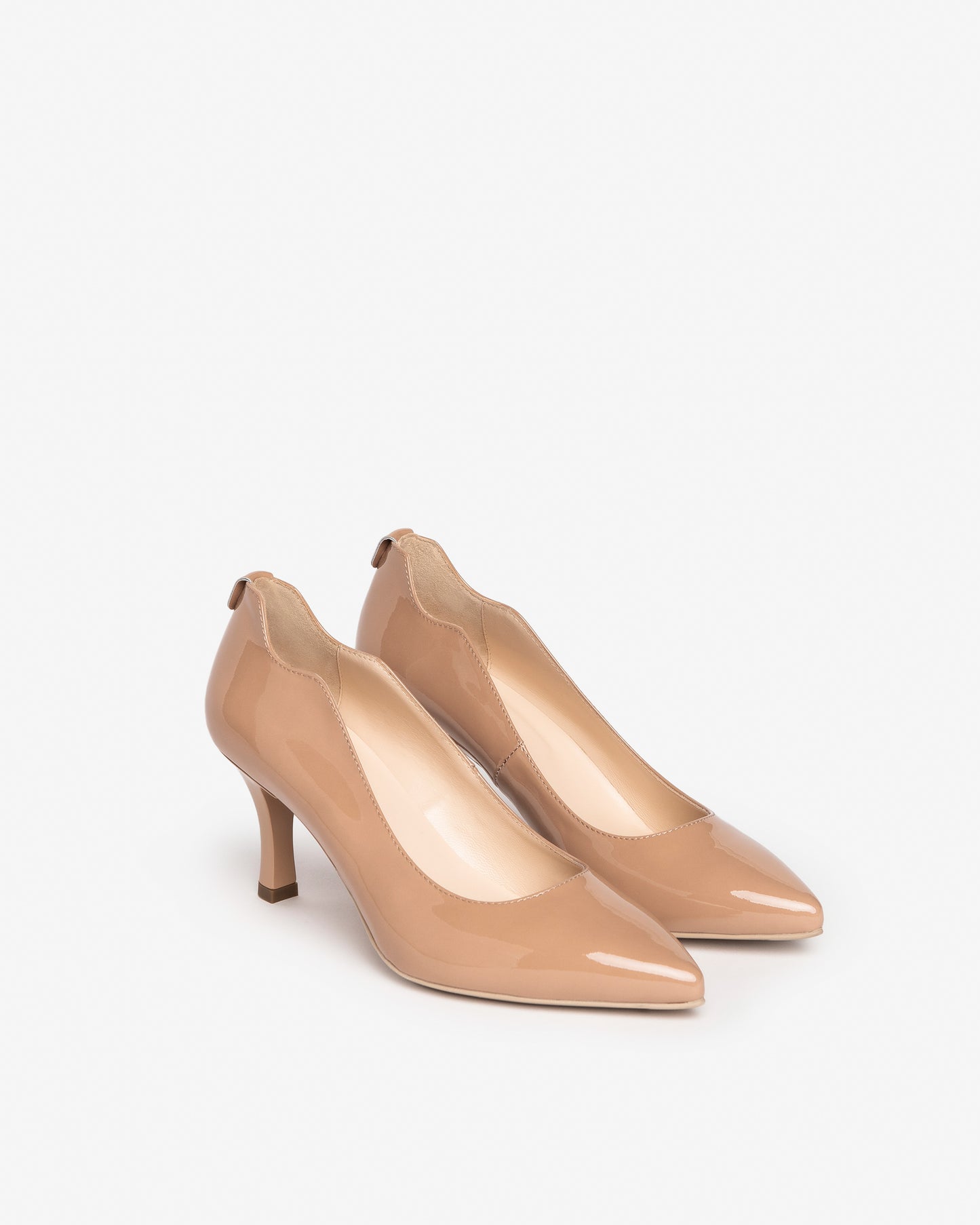 Diese eleganten Damen-Pumps aus der NeroGiardini Premium Collection bestehen aus hochwertigem Lackleder und wurden mit höchster Präzision in Italien gefertigt. Der 7,5 cm hohe Stilettoabsatz, das raffinierte Design und die bequeme Passform machen sie zur perfekten Wahl für Hochzeiten, Galas oder festliche Anlässe. Ein edler, zeitloser Auftritt mit italienischer Eleganz – perfekt kombinierbar mit den Clutches und Taschen der Kollektion.