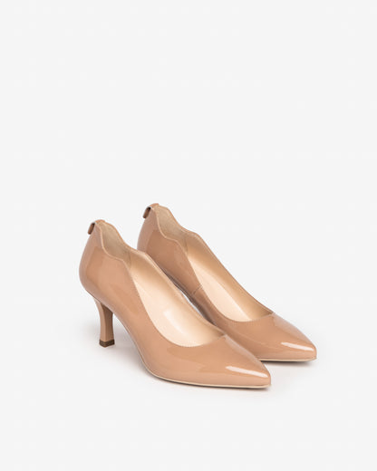 Diese eleganten Damen-Pumps aus der NeroGiardini Premium Collection bestehen aus hochwertigem Lackleder und wurden mit höchster Präzision in Italien gefertigt. Der 7,5 cm hohe Stilettoabsatz, das raffinierte Design und die bequeme Passform machen sie zur perfekten Wahl für Hochzeiten, Galas oder festliche Anlässe. Ein edler, zeitloser Auftritt mit italienischer Eleganz – perfekt kombinierbar mit den Clutches und Taschen der Kollektion.