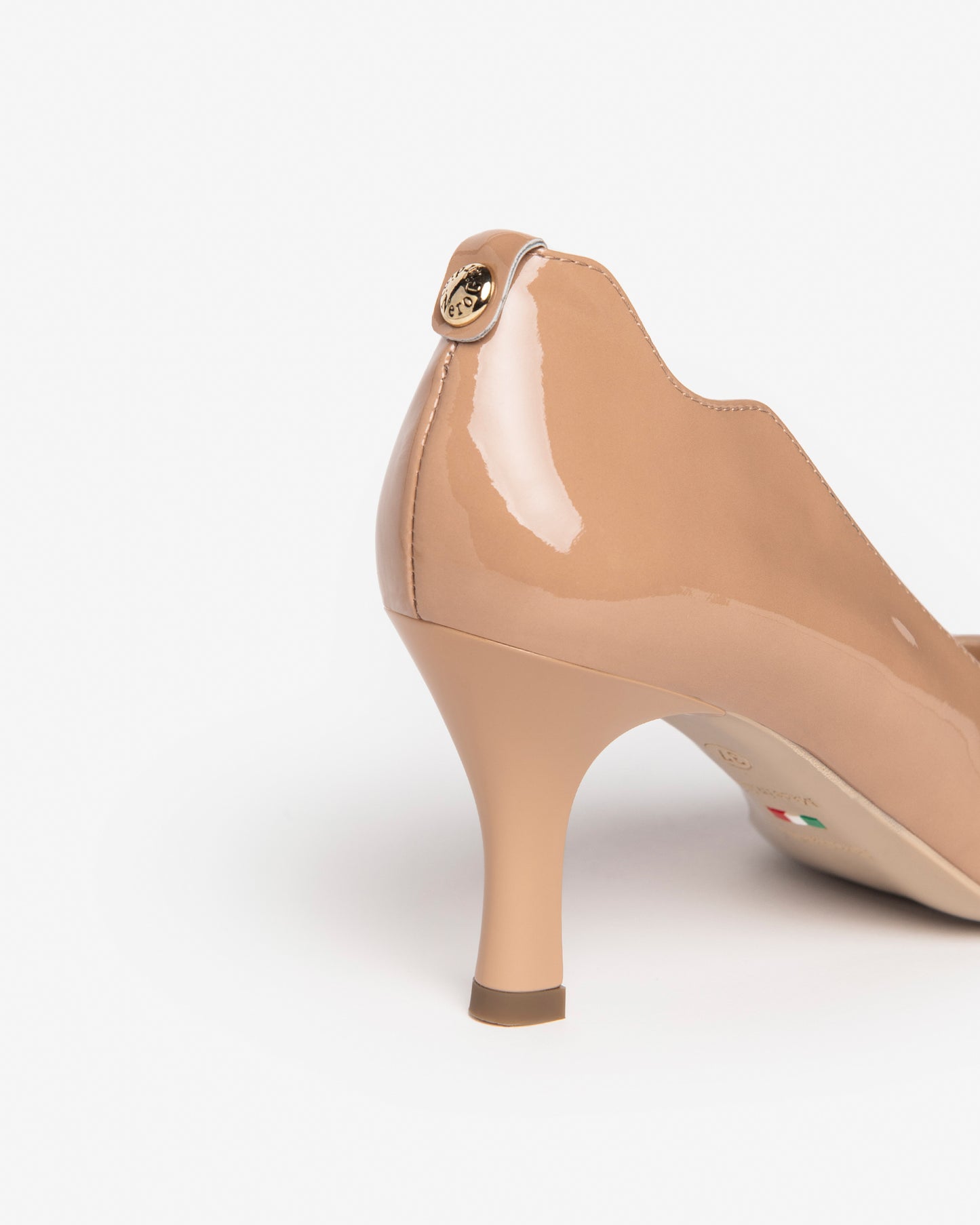 Diese eleganten Damen-Pumps aus der NeroGiardini Premium Collection bestehen aus hochwertigem Lackleder und wurden mit höchster Präzision in Italien gefertigt. Der 7,5 cm hohe Stilettoabsatz, das raffinierte Design und die bequeme Passform machen sie zur perfekten Wahl für Hochzeiten, Galas oder festliche Anlässe. Ein edler, zeitloser Auftritt mit italienischer Eleganz – perfekt kombinierbar mit den Clutches und Taschen der Kollektion.