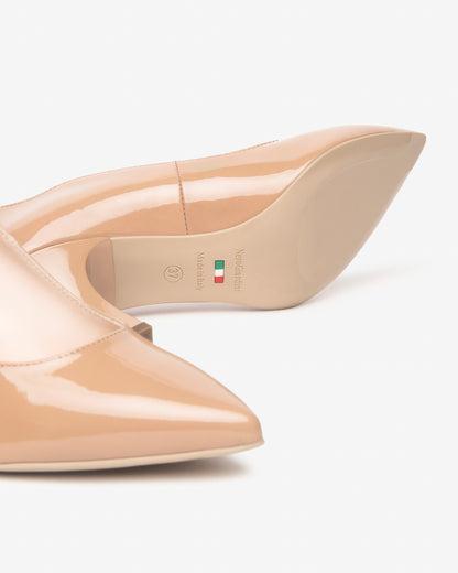 Diese eleganten Damen-Pumps aus der NeroGiardini Premium Collection bestehen aus hochwertigem Lackleder und wurden mit höchster Präzision in Italien gefertigt. Der 7,5 cm hohe Stilettoabsatz, das raffinierte Design und die bequeme Passform machen sie zur perfekten Wahl für Hochzeiten, Galas oder festliche Anlässe. Ein edler, zeitloser Auftritt mit italienischer Eleganz – perfekt kombinierbar mit den Clutches und Taschen der Kollektion.
