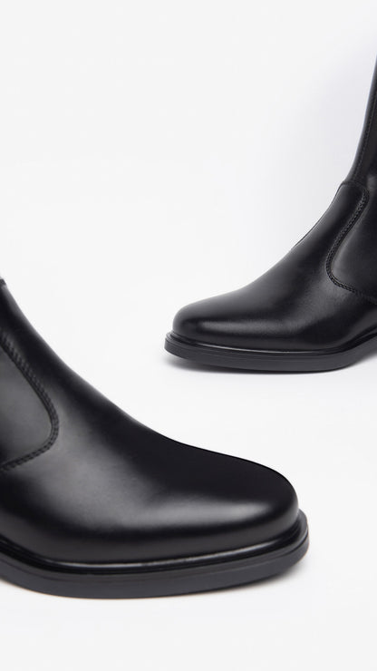 Der kniehohe Damenstiefel von NeroGiardini kombiniert italienische Handwerkskunst mit modernem Stil und Funktionalität. Gefertigt aus hochwertigem Leder in Kombination mit technischem Material sorgt er für optimalen Halt und Eleganz. Das Innenfutter aus Leder sowie die herausnehmbare DryGo!®-Innensohle garantieren maximalen Komfort und perfekte Atmungsaktivität. Der seitliche Reißverschluss erleichtert das Anziehen, während der stabile 5 cm Blockabsatz den femininen Look unterstreicht.