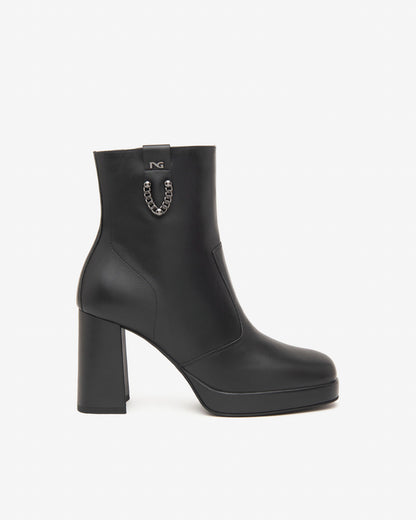 Diese elegante Stiefelette von NeroGiardini vereint italienische Raffinesse mit hohem Tragekomfort. Das hochwertige Leder innen und außen sorgt für eine edle Optik und ein angenehmes Fußklima. Der stabile 9 cm hohe Blockabsatz verleiht eine feminine Silhouette und gleichzeitig sicheren Stand. Der praktische Reißverschluss an der Seite erleichtert das An- und Ausziehen. Ideal für stilvolle Alltagslooks oder elegante Auftritte – made in Italy.