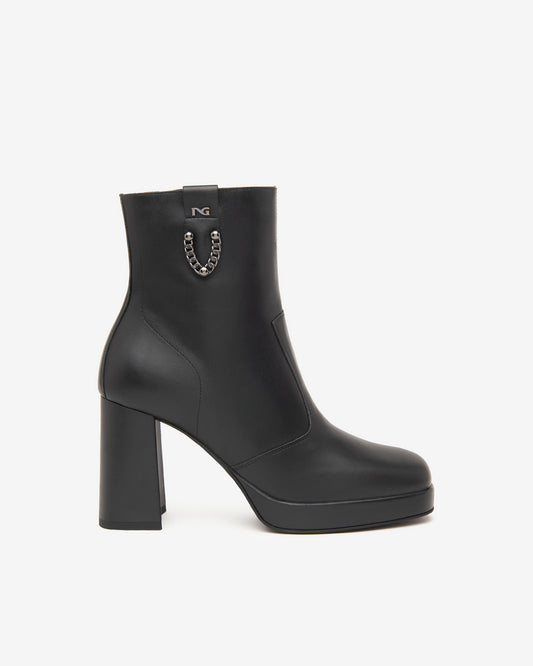 Diese elegante Stiefelette von NeroGiardini vereint italienische Raffinesse mit hohem Tragekomfort. Das hochwertige Leder innen und außen sorgt für eine edle Optik und ein angenehmes Fußklima. Der stabile 9 cm hohe Blockabsatz verleiht eine feminine Silhouette und gleichzeitig sicheren Stand. Der praktische Reißverschluss an der Seite erleichtert das An- und Ausziehen. Ideal für stilvolle Alltagslooks oder elegante Auftritte – made in Italy.