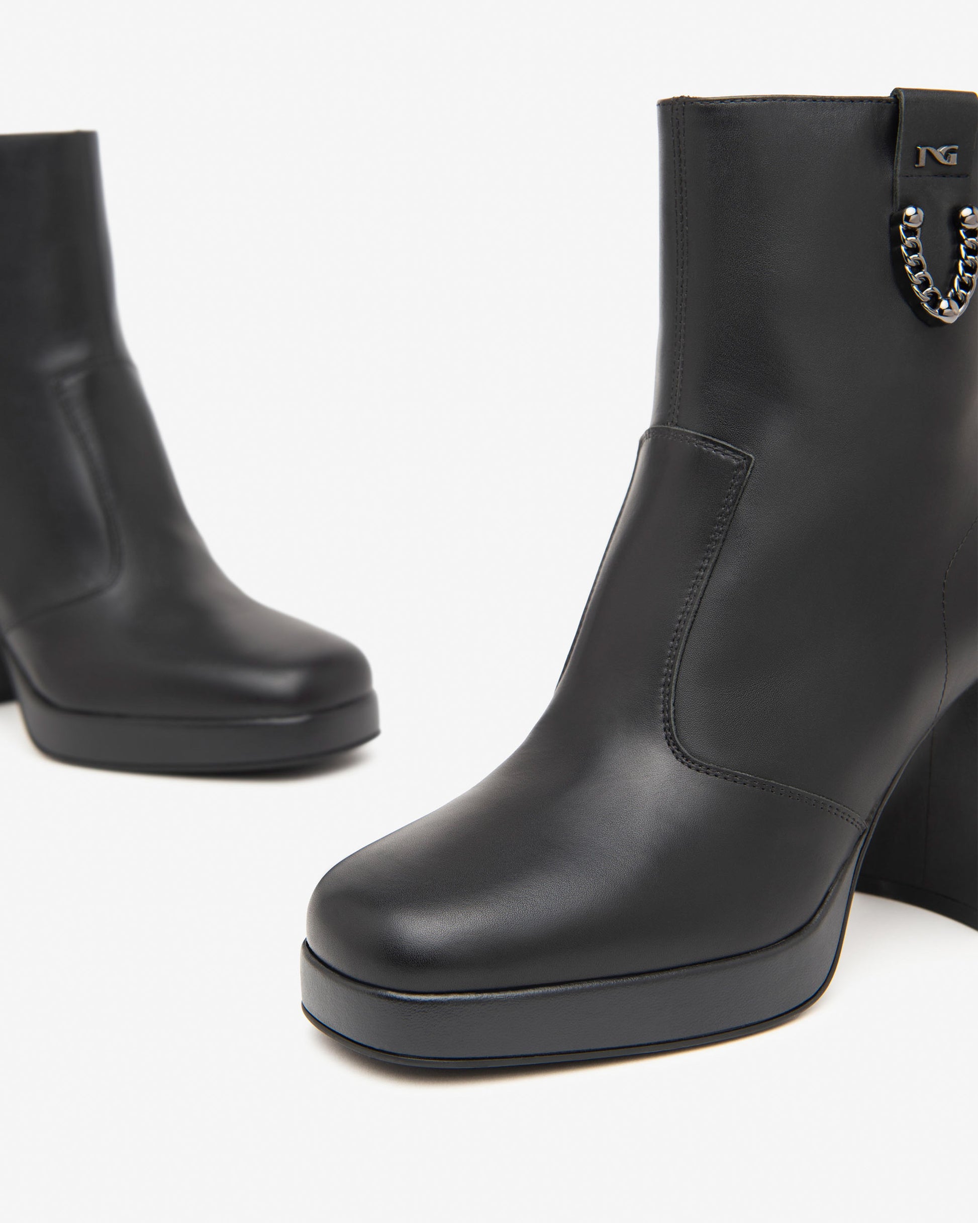 Diese elegante Stiefelette von NeroGiardini vereint italienische Raffinesse mit hohem Tragekomfort. Das hochwertige Leder innen und außen sorgt für eine edle Optik und ein angenehmes Fußklima. Der stabile 9 cm hohe Blockabsatz verleiht eine feminine Silhouette und gleichzeitig sicheren Stand. Der praktische Reißverschluss an der Seite erleichtert das An- und Ausziehen. Ideal für stilvolle Alltagslooks oder elegante Auftritte – made in Italy.