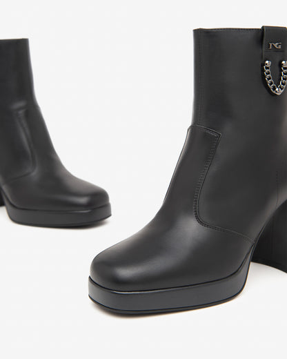 Diese elegante Stiefelette von NeroGiardini vereint italienische Raffinesse mit hohem Tragekomfort. Das hochwertige Leder innen und außen sorgt für eine edle Optik und ein angenehmes Fußklima. Der stabile 9 cm hohe Blockabsatz verleiht eine feminine Silhouette und gleichzeitig sicheren Stand. Der praktische Reißverschluss an der Seite erleichtert das An- und Ausziehen. Ideal für stilvolle Alltagslooks oder elegante Auftritte – made in Italy.