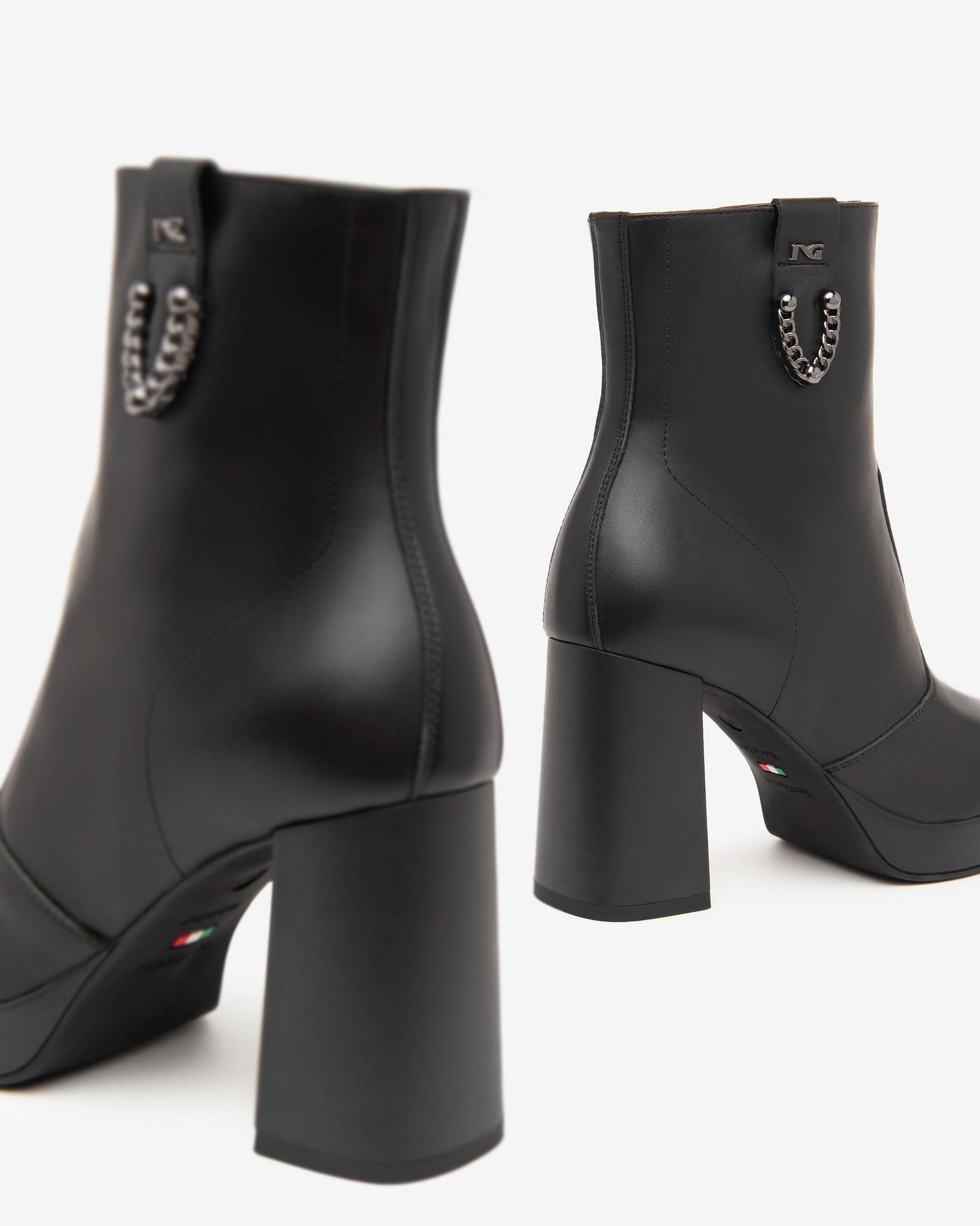 Diese elegante Stiefelette von NeroGiardini vereint italienische Raffinesse mit hohem Tragekomfort. Das hochwertige Leder innen und außen sorgt für eine edle Optik und ein angenehmes Fußklima. Der stabile 9 cm hohe Blockabsatz verleiht eine feminine Silhouette und gleichzeitig sicheren Stand. Der praktische Reißverschluss an der Seite erleichtert das An- und Ausziehen. Ideal für stilvolle Alltagslooks oder elegante Auftritte – made in Italy.