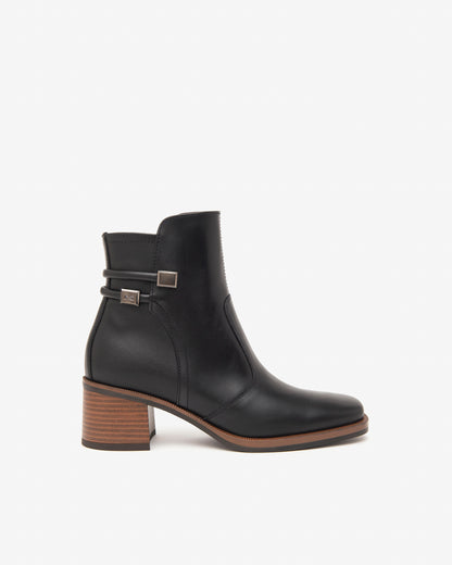 Diese elegante Stiefelette von NeroGiardini überzeugt mit zeitlosem Design und exzellenter Qualität. Außen und innen komplett aus feinem Leder gefertigt, sorgt sie für höchsten Tragekomfort und Langlebigkeit. Der stabile 5 cm hohe Blockabsatz bietet perfekten Halt im Alltag wie auch im Büro. Der seitliche Reißverschluss ermöglicht einfaches Anziehen. Italienisches Design, das Stilbewusstsein und Komfort vereint.