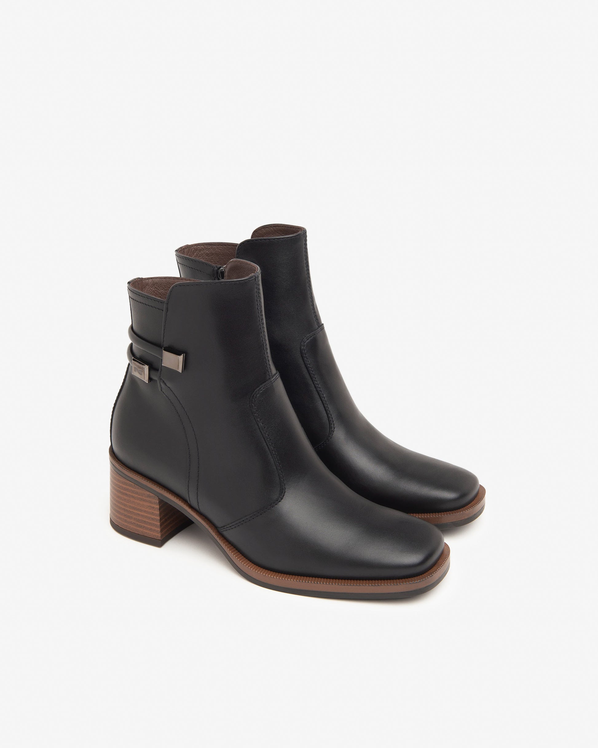 Diese elegante Stiefelette von NeroGiardini überzeugt mit zeitlosem Design und exzellenter Qualität. Außen und innen komplett aus feinem Leder gefertigt, sorgt sie für höchsten Tragekomfort und Langlebigkeit. Der stabile 5 cm hohe Blockabsatz bietet perfekten Halt im Alltag wie auch im Büro. Der seitliche Reißverschluss ermöglicht einfaches Anziehen. Italienisches Design, das Stilbewusstsein und Komfort vereint.