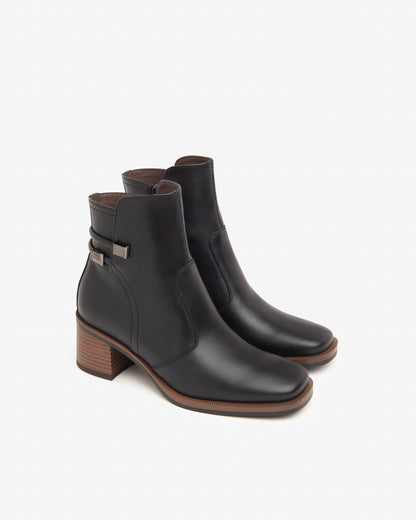 Diese elegante Stiefelette von NeroGiardini überzeugt mit zeitlosem Design und exzellenter Qualität. Außen und innen komplett aus feinem Leder gefertigt, sorgt sie für höchsten Tragekomfort und Langlebigkeit. Der stabile 5 cm hohe Blockabsatz bietet perfekten Halt im Alltag wie auch im Büro. Der seitliche Reißverschluss ermöglicht einfaches Anziehen. Italienisches Design, das Stilbewusstsein und Komfort vereint.