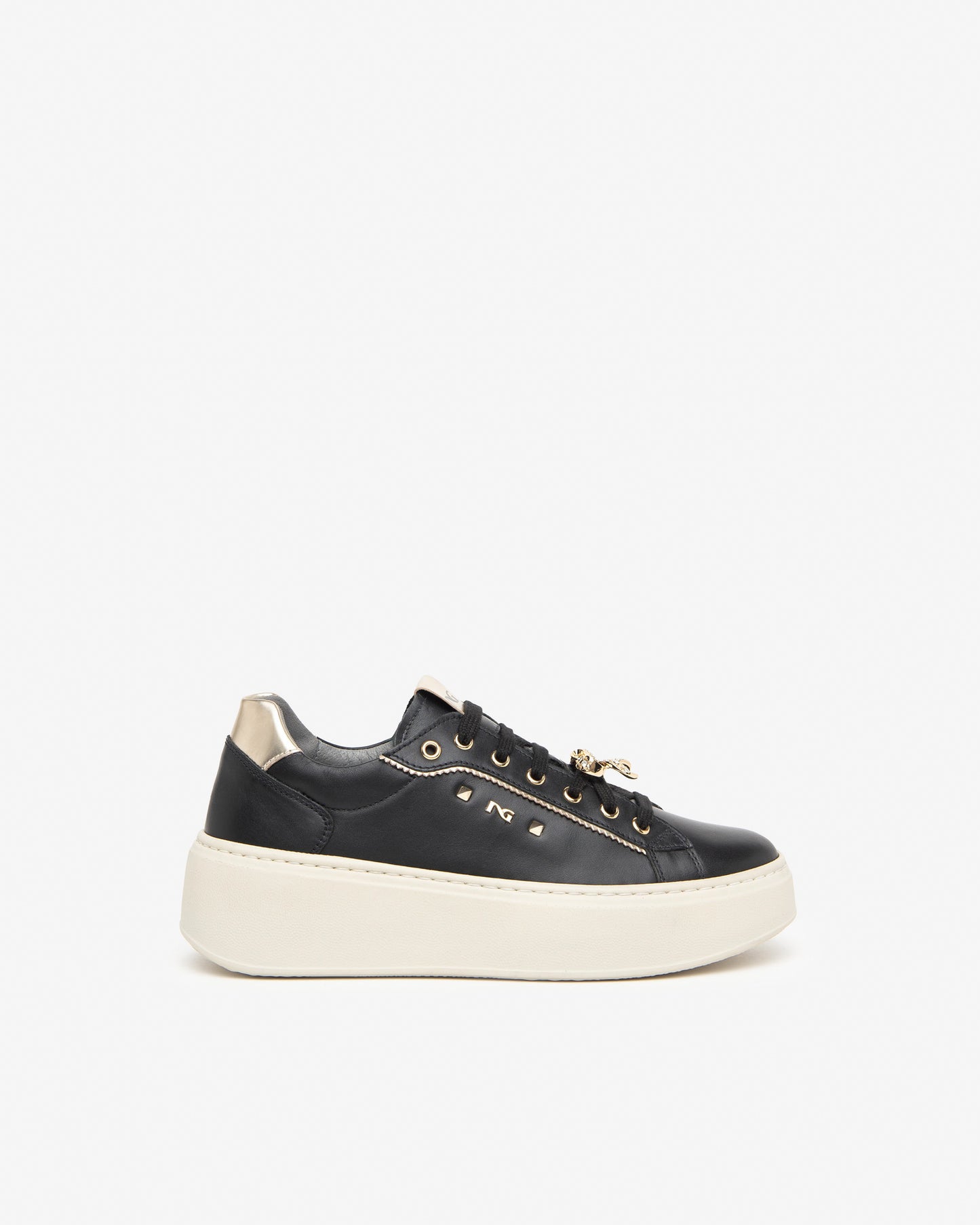 Diese stilvollen Damen-Sneaker von NeroGiardini vereinen hochwertiges Leder mit technischem Gewebe und bieten durch den 5 cm hohen Absatz sowie die herausnehmbare Innensohle einen hervorragenden Tragekomfort. Der Schnürverschluss sorgt für optimalen Halt, während das italienische Design für einen modernen und dennoch zeitlosen Look steht.