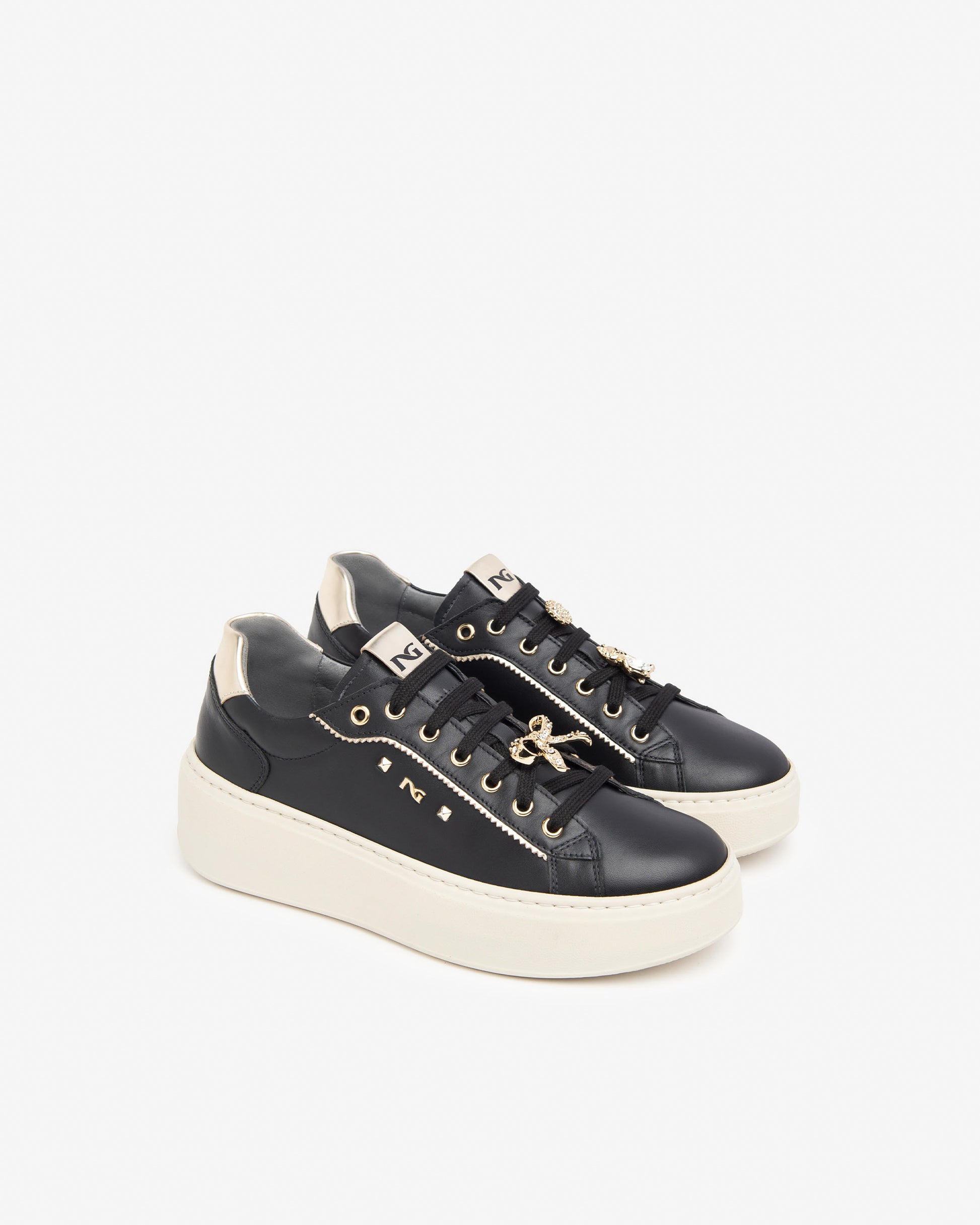 Damen-Sneakers von NeroGiardini kombinieren Leder und technisches Gewebe. Mit 5 cm Absatz, Schnürverschluss und herausnehmbarer Innensohle.