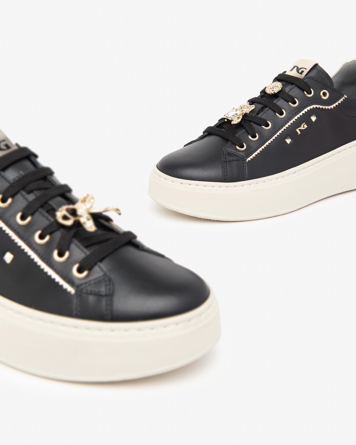 Damen-Sneakers von NeroGiardini kombinieren Leder und technisches Gewebe. Mit 5 cm Absatz, Schnürverschluss und herausnehmbarer Innensohle.