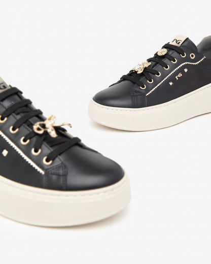 Damen-Sneakers von NeroGiardini kombinieren Leder und technisches Gewebe. Mit 5 cm Absatz, Schnürverschluss und herausnehmbarer Innensohle.