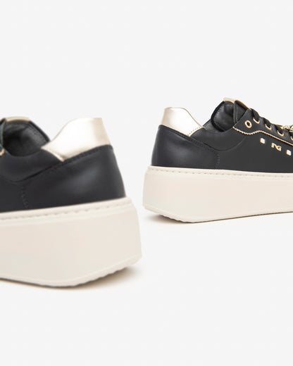 Damen-Sneakers von NeroGiardini kombinieren Leder und technisches Gewebe. Mit 5 cm Absatz, Schnürverschluss und herausnehmbarer Innensohle.