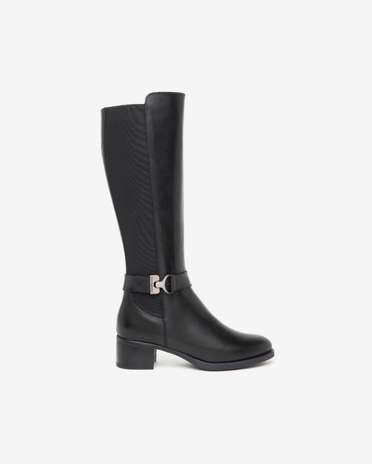 Dieser elegante Langschaftstiefel von NeroGiardini ist ein echter Blickfang. Das Zusammenspiel von echtem Leder und technischem Material ergibt ein modernes, edles Design. Der 4 cm hohe Blockabsatz sorgt für bequemen Stand – perfekt für den Alltag oder elegante Anlässe. Die herausnehmbare Innensohle bietet zusätzlichen Komfort und Anpassungsfähigkeit. Der durchgehende Reißverschluss ermöglicht ein einfaches An- und Ausziehen. Made in Italy – Qualität, die man sieht und spürt.