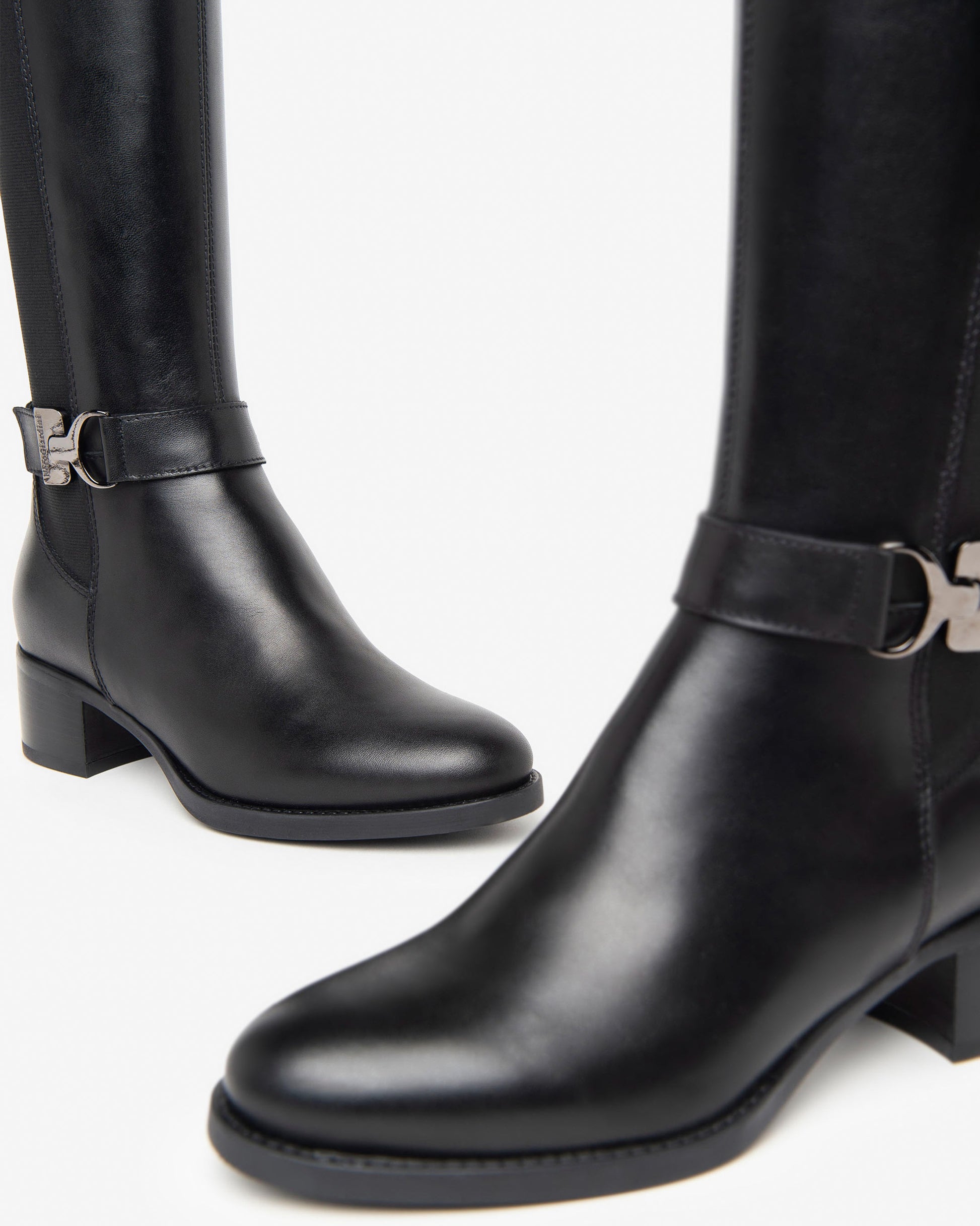 Dieser elegante Langschaftstiefel von NeroGiardini ist ein echter Blickfang. Das Zusammenspiel von echtem Leder und technischem Material ergibt ein modernes, edles Design. Der 4 cm hohe Blockabsatz sorgt für bequemen Stand – perfekt für den Alltag oder elegante Anlässe. Die herausnehmbare Innensohle bietet zusätzlichen Komfort und Anpassungsfähigkeit. Der durchgehende Reißverschluss ermöglicht ein einfaches An- und Ausziehen. Made in Italy – Qualität, die man sieht und spürt.
