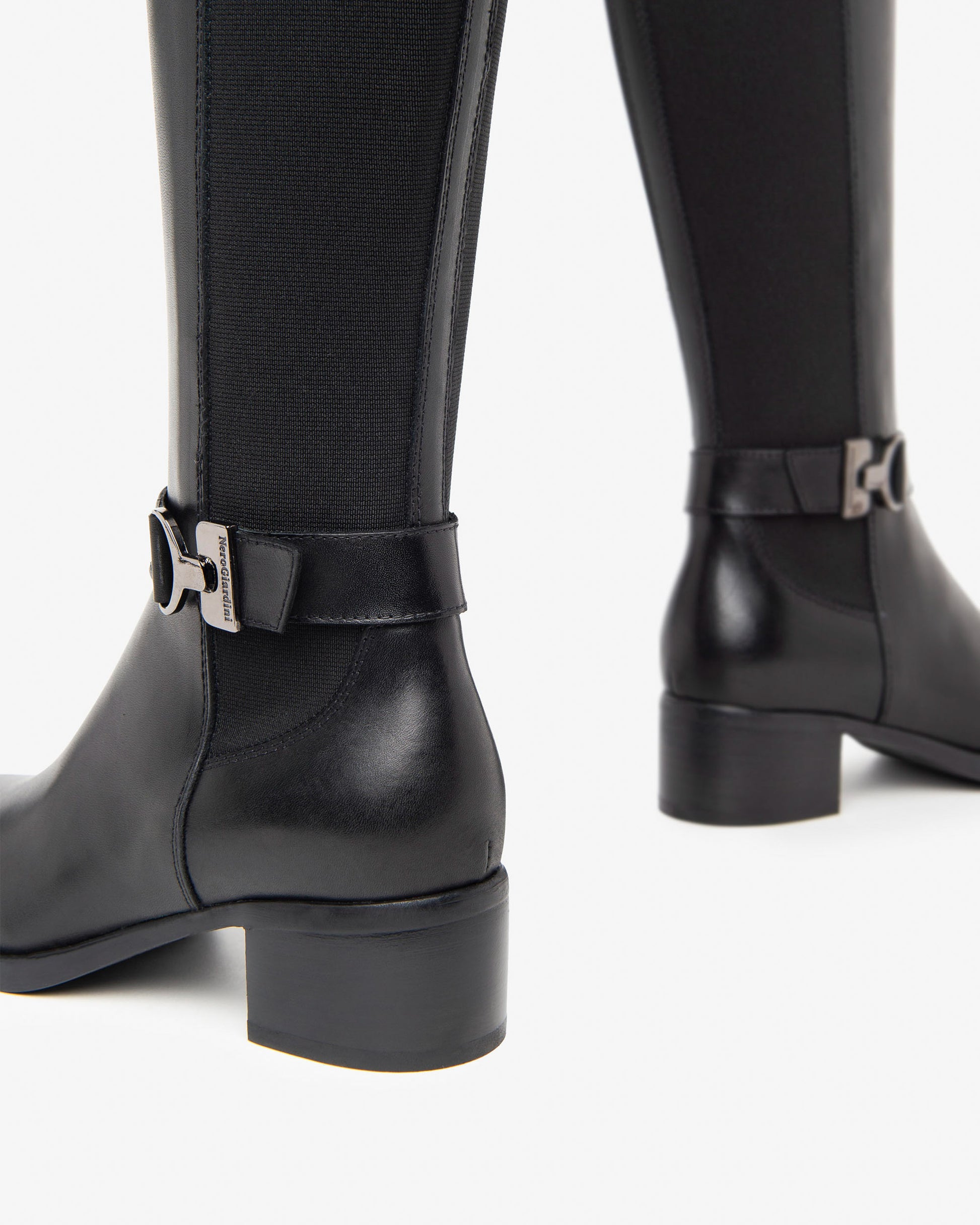 Dieser elegante Langschaftstiefel von NeroGiardini ist ein echter Blickfang. Das Zusammenspiel von echtem Leder und technischem Material ergibt ein modernes, edles Design. Der 4 cm hohe Blockabsatz sorgt für bequemen Stand – perfekt für den Alltag oder elegante Anlässe. Die herausnehmbare Innensohle bietet zusätzlichen Komfort und Anpassungsfähigkeit. Der durchgehende Reißverschluss ermöglicht ein einfaches An- und Ausziehen. Made in Italy – Qualität, die man sieht und spürt.