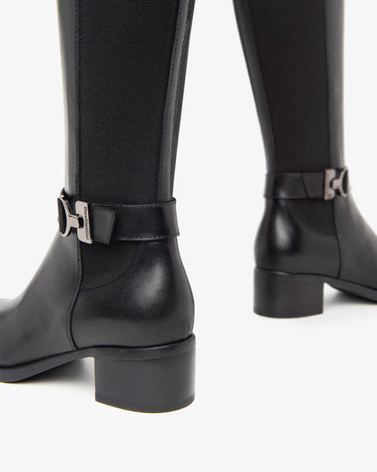 Dieser elegante Langschaftstiefel von NeroGiardini ist ein echter Blickfang. Das Zusammenspiel von echtem Leder und technischem Material ergibt ein modernes, edles Design. Der 4 cm hohe Blockabsatz sorgt für bequemen Stand – perfekt für den Alltag oder elegante Anlässe. Die herausnehmbare Innensohle bietet zusätzlichen Komfort und Anpassungsfähigkeit. Der durchgehende Reißverschluss ermöglicht ein einfaches An- und Ausziehen. Made in Italy – Qualität, die man sieht und spürt.