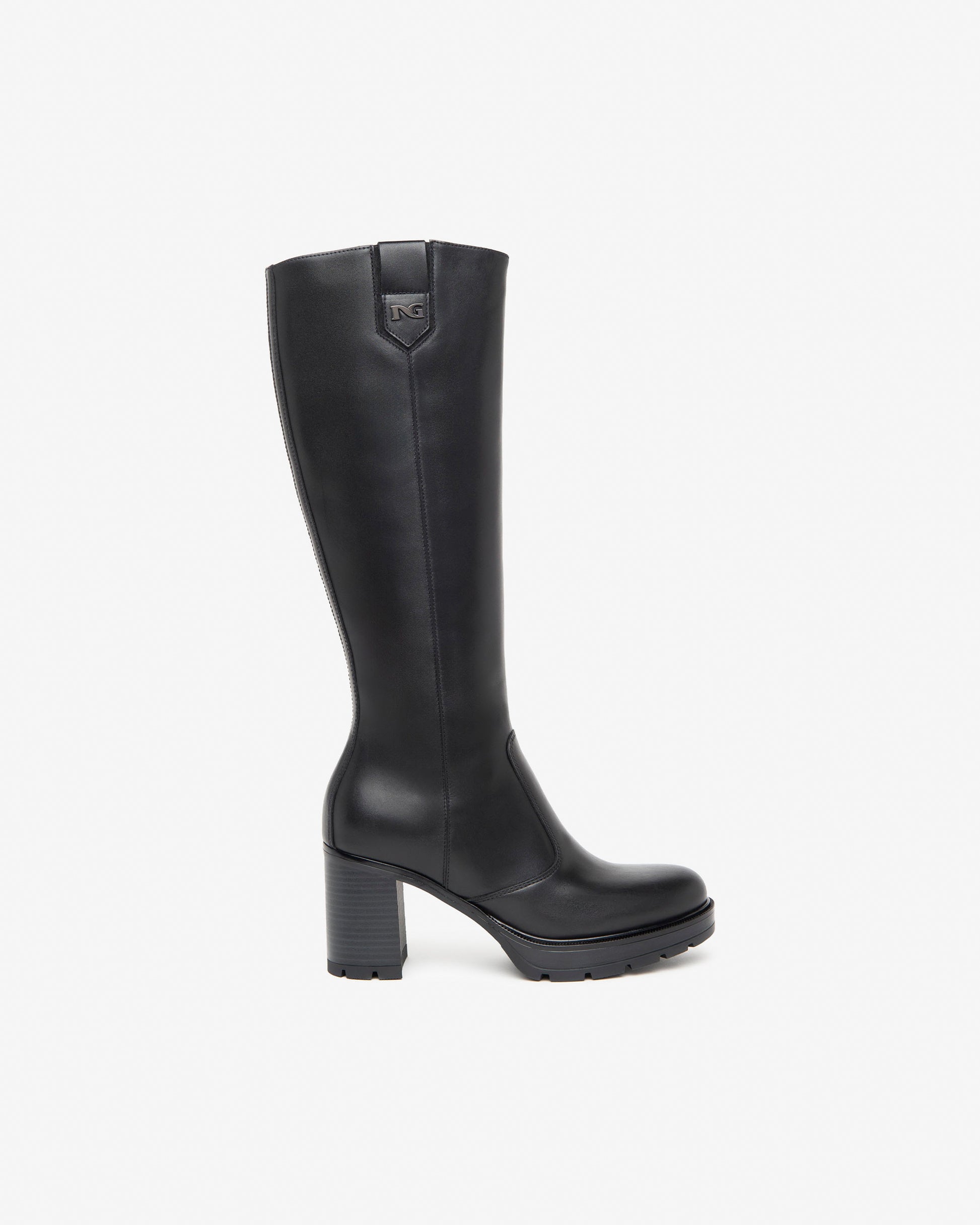 Der elegante Langschaftstiefel von NeroGiardini überzeugt durch seine schlichte Raffinesse und hochwertige Verarbeitung. Komplett aus feinstem Leder gefertigt, bietet er einen angenehmen Tragekomfort – auch bei längeren Tragezeiten. Der 8 cm hohe Blockabsatz streckt optisch das Bein und sorgt dennoch für sicheren Stand. Der praktische Reißverschluss an der Innenseite erleichtert das An- und Ausziehen. Perfekt für stilvolle Herbst- und Winteroutfits!