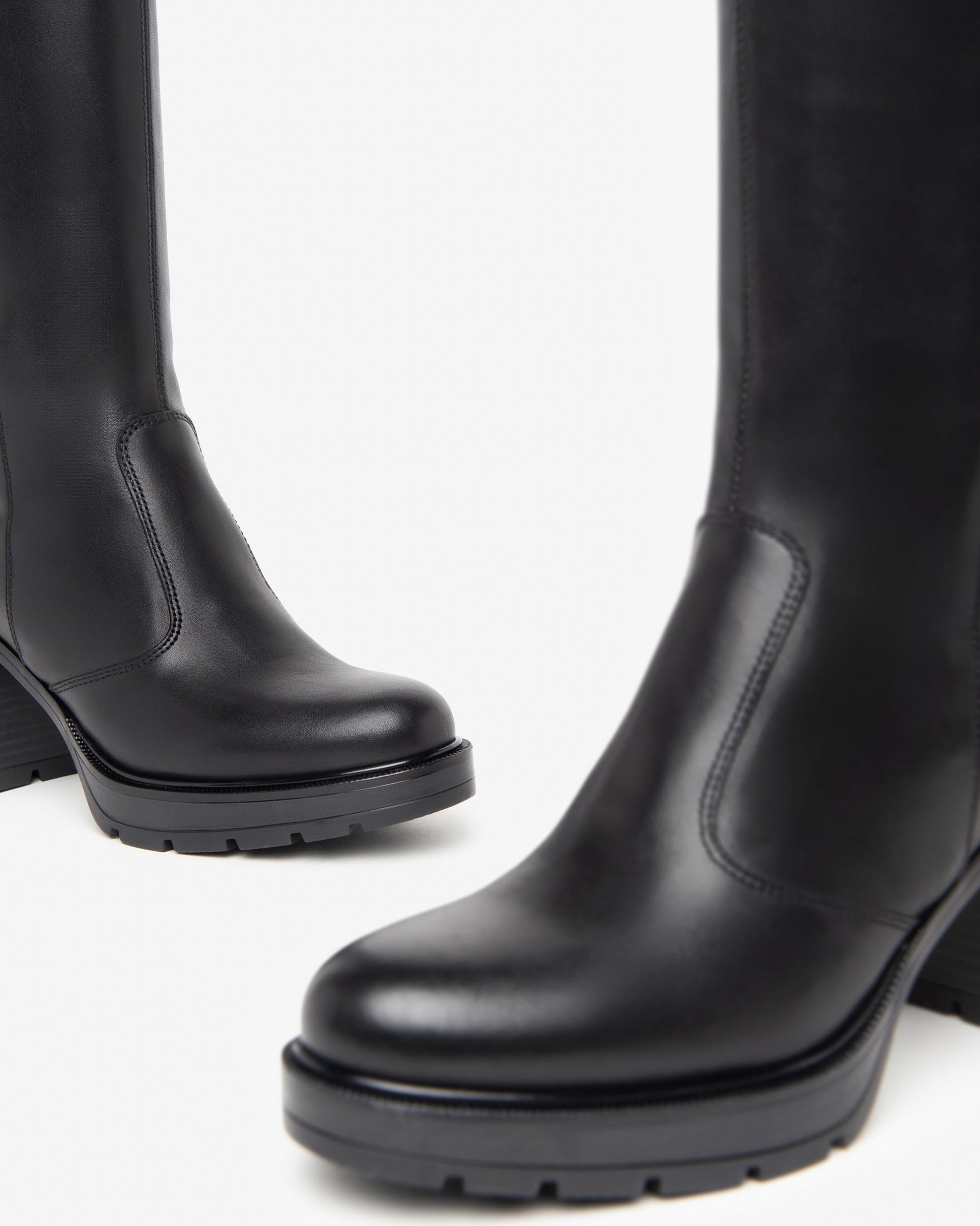 Der elegante Langschaftstiefel von NeroGiardini überzeugt durch seine schlichte Raffinesse und hochwertige Verarbeitung. Komplett aus feinstem Leder gefertigt, bietet er einen angenehmen Tragekomfort – auch bei längeren Tragezeiten. Der 8 cm hohe Blockabsatz streckt optisch das Bein und sorgt dennoch für sicheren Stand. Der praktische Reißverschluss an der Innenseite erleichtert das An- und Ausziehen. Perfekt für stilvolle Herbst- und Winteroutfits!