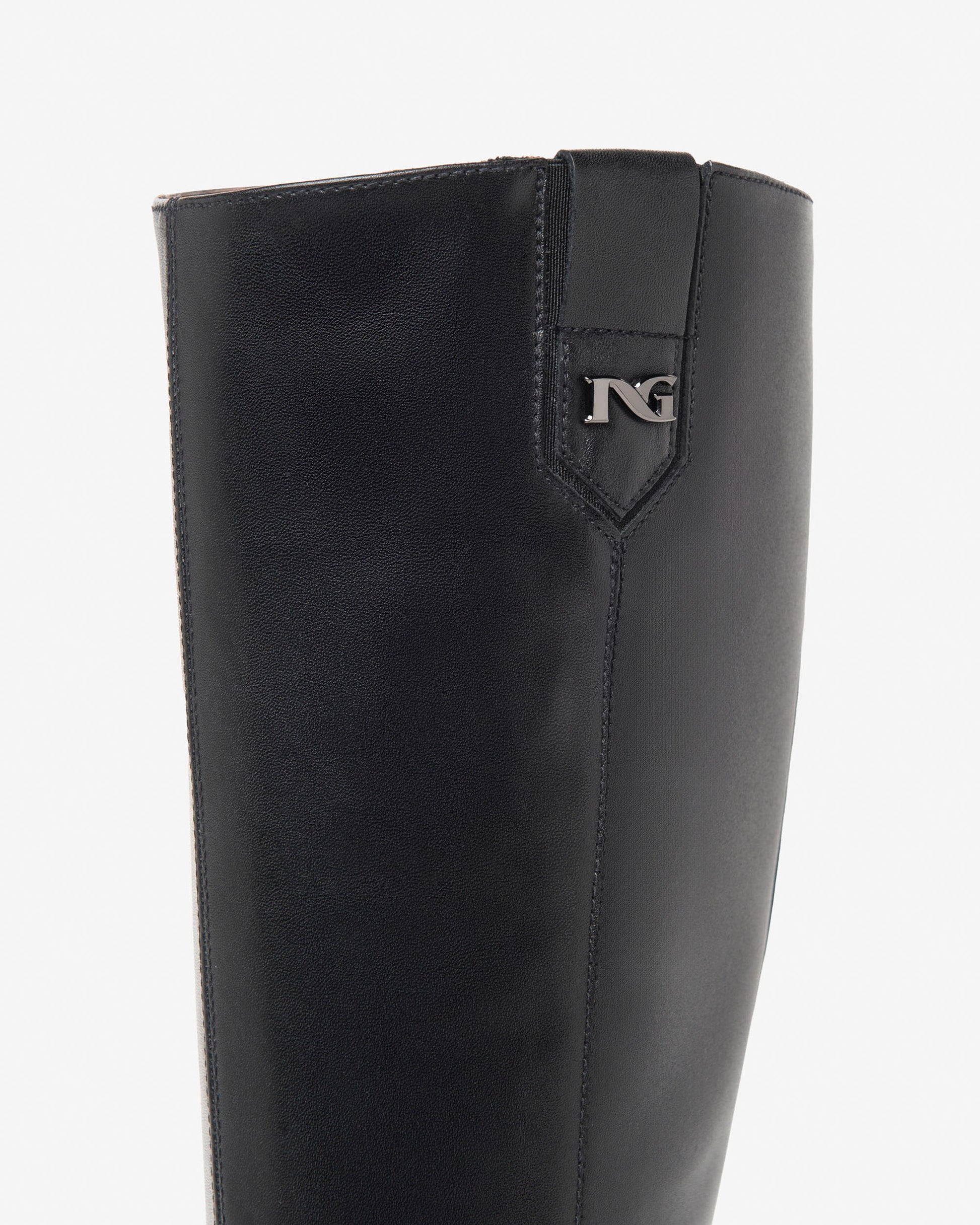 Der elegante Langschaftstiefel von NeroGiardini überzeugt durch seine schlichte Raffinesse und hochwertige Verarbeitung. Komplett aus feinstem Leder gefertigt, bietet er einen angenehmen Tragekomfort – auch bei längeren Tragezeiten. Der 8 cm hohe Blockabsatz streckt optisch das Bein und sorgt dennoch für sicheren Stand. Der praktische Reißverschluss an der Innenseite erleichtert das An- und Ausziehen. Perfekt für stilvolle Herbst- und Winteroutfits!