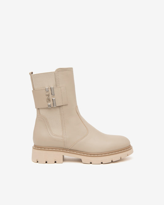 Diese stilvolle Chelsea-Stiefelette von NeroGiardini überzeugt durch ihre moderne Farbgebung in Beige und die hochwertige Verarbeitung aus italienischem Echtleder. Der seitliche Reißverschluss sorgt für ein schnelles Anziehen, während der 3 cm hohe Blockabsatz angenehmen Tragekomfort bietet. Ein perfekter Alltagsbegleiter mit eleganter Note – ideal für jede Jahreszeit.