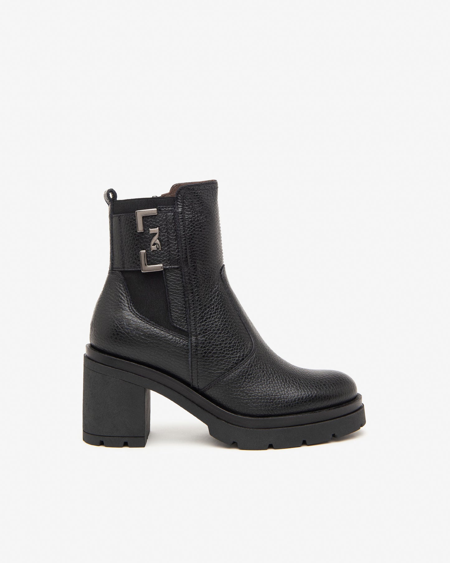Diese stilvolle Stiefelette von NeroGiardini ist ein echter Hingucker: Gefertigt aus hochwertigem schwarzem Leder, kombiniert sie italienische Handwerkskunst mit einem eleganten, femininen Design. Der 8 cm hohe Blockabsatz verleiht Höhe und Stabilität – ideal für den Alltag oder abends zum Ausgehen. Der seitliche Reißverschluss ermöglicht ein schnelles An- und Ausziehen.