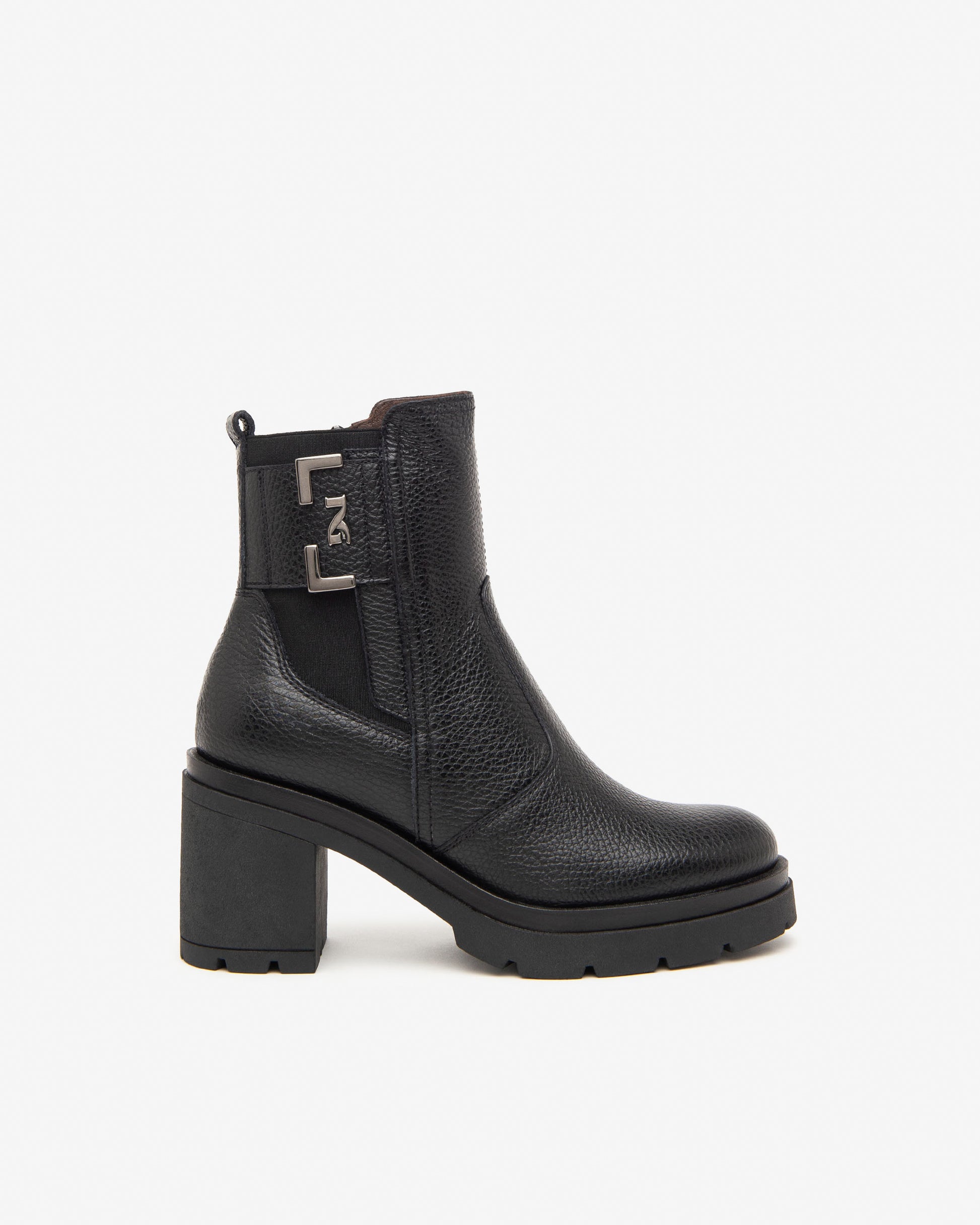 Diese stilvolle Stiefelette von NeroGiardini ist ein echter Hingucker: Gefertigt aus hochwertigem schwarzem Leder, kombiniert sie italienische Handwerkskunst mit einem eleganten, femininen Design. Der 8 cm hohe Blockabsatz verleiht Höhe und Stabilität – ideal für den Alltag oder abends zum Ausgehen. Der seitliche Reißverschluss ermöglicht ein schnelles An- und Ausziehen.