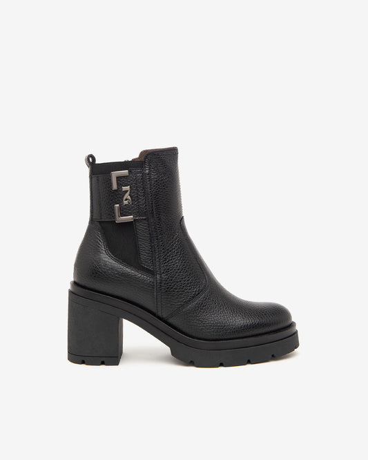 Diese stilvolle Stiefelette von NeroGiardini ist ein echter Hingucker: Gefertigt aus hochwertigem schwarzem Leder, kombiniert sie italienische Handwerkskunst mit einem eleganten, femininen Design. Der 8 cm hohe Blockabsatz verleiht Höhe und Stabilität – ideal für den Alltag oder abends zum Ausgehen. Der seitliche Reißverschluss ermöglicht ein schnelles An- und Ausziehen.